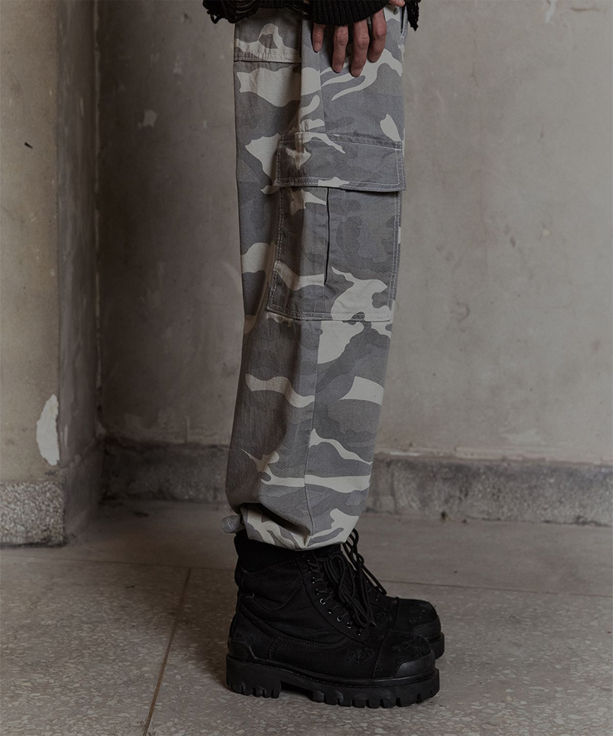 덤(THUMB) Camo wide cargo pants white