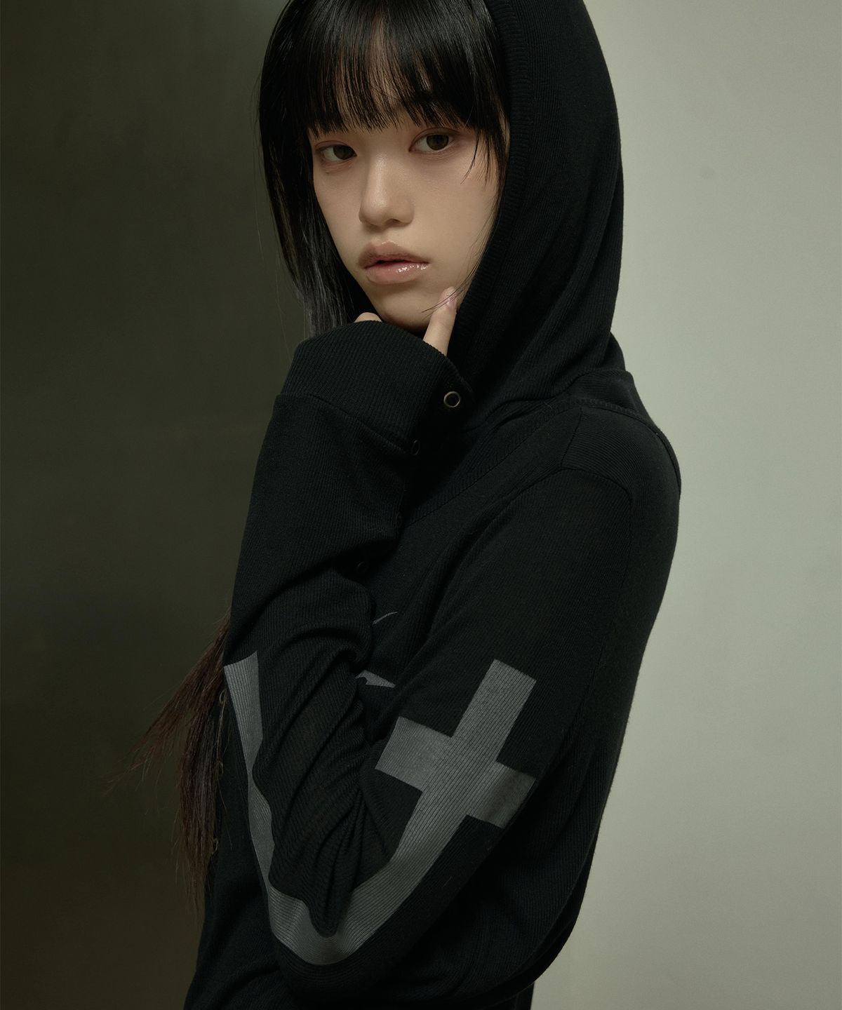 랜 아카이브(LANARCHIVE) [0111] 스냅 레이어드 후드 롱슬리브 - 블랙