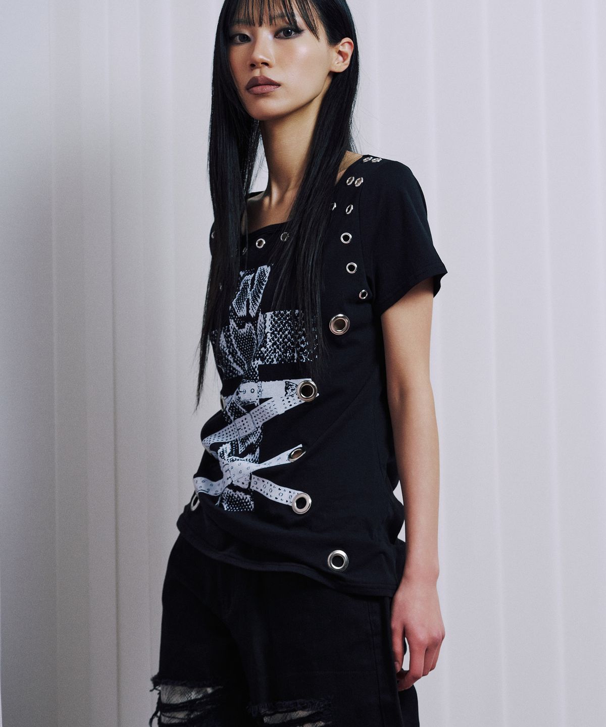 일리오(ILLIO) Black Eyelet t-shirts