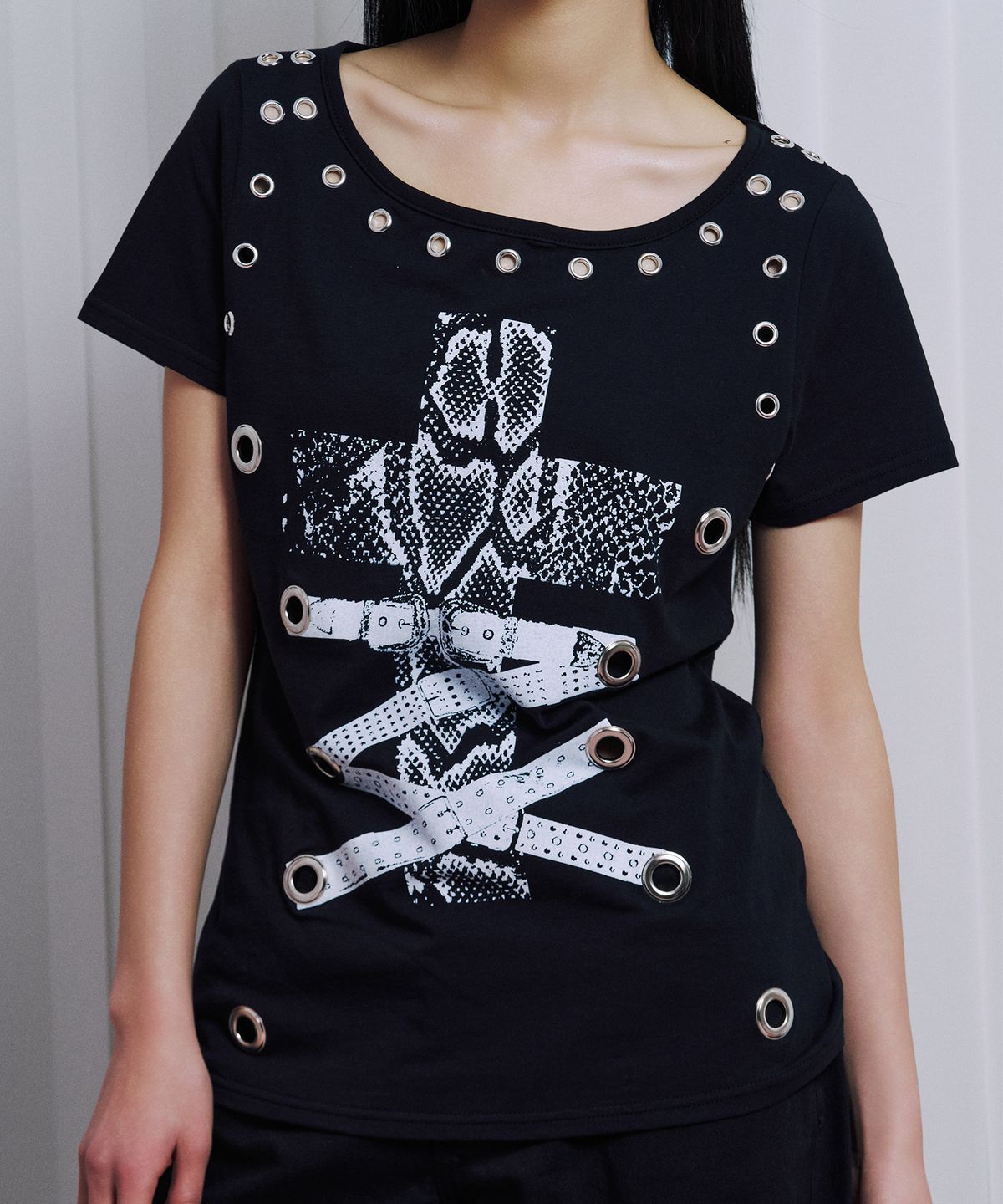 일리오(ILLIO) Black Eyelet t-shirts