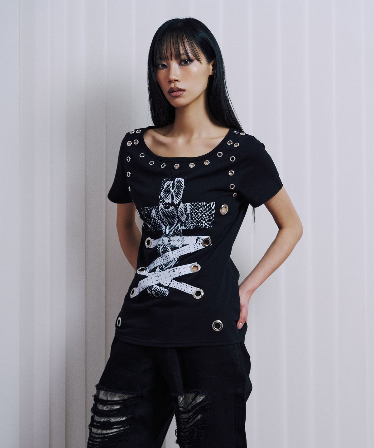일리오(ILLIO) Black Eyelet t-shirts
