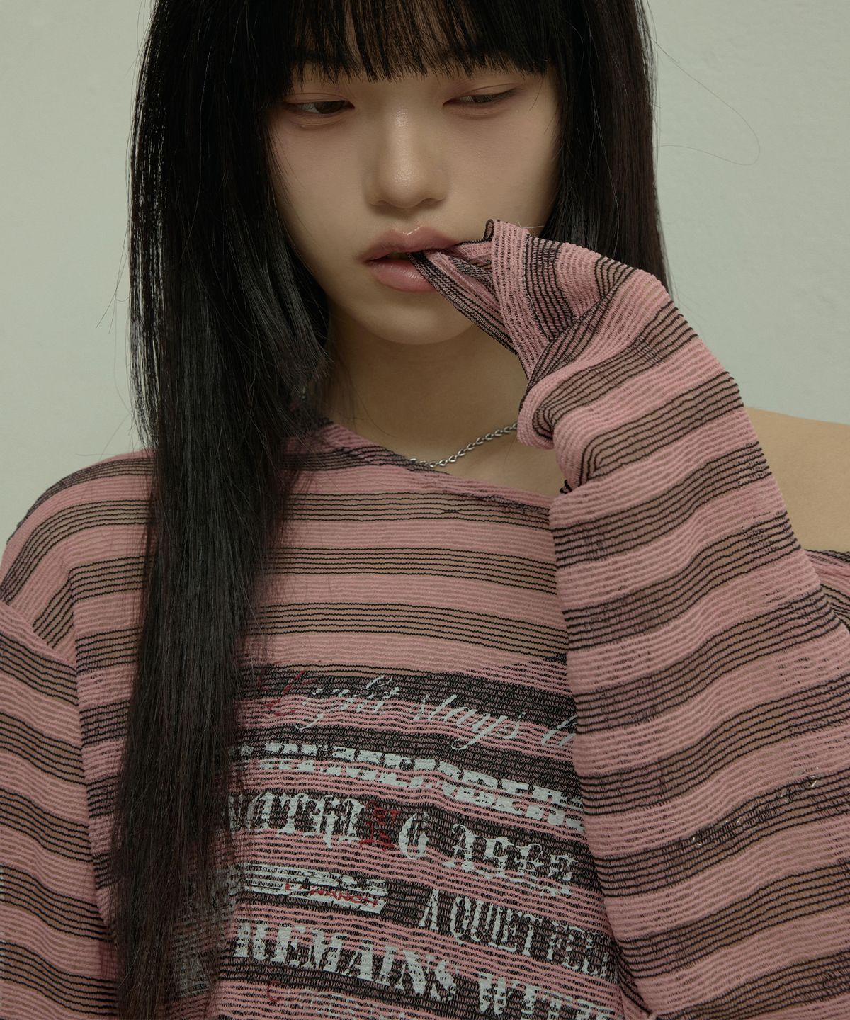 랜 아카이브(LANARCHIVE) [0097] 타이포 스트라이프 시스루 롱슬리브 - 핑크