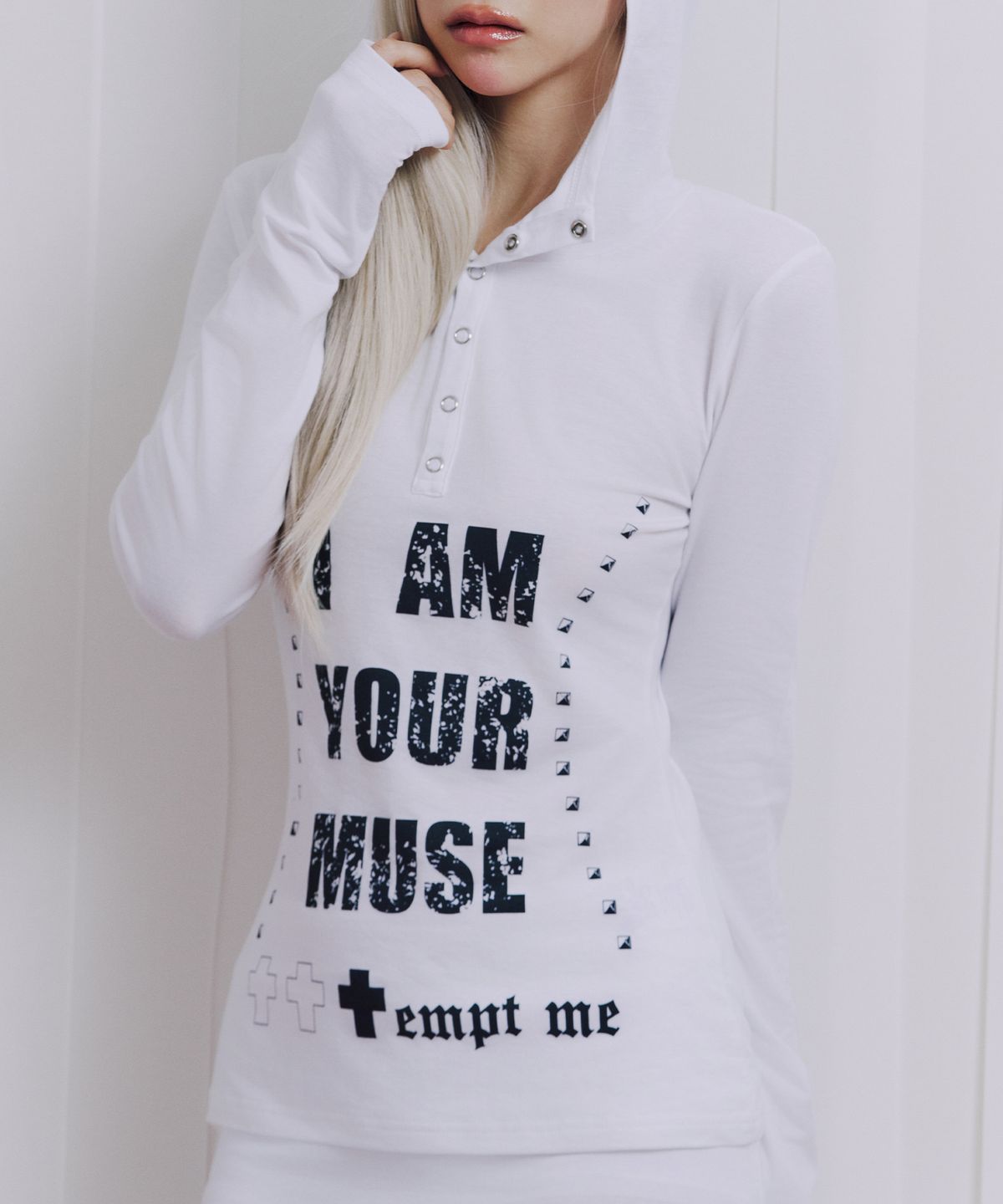일리오(ILLIO) White Hoodie graphic long sleeve