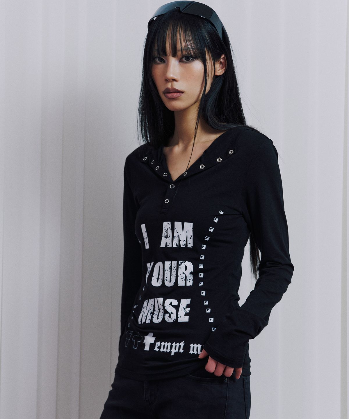 일리오(ILLIO) Black Hoodie graphic long sleeve