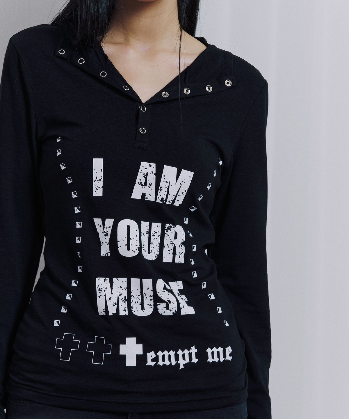 일리오(ILLIO) Black Hoodie graphic long sleeve