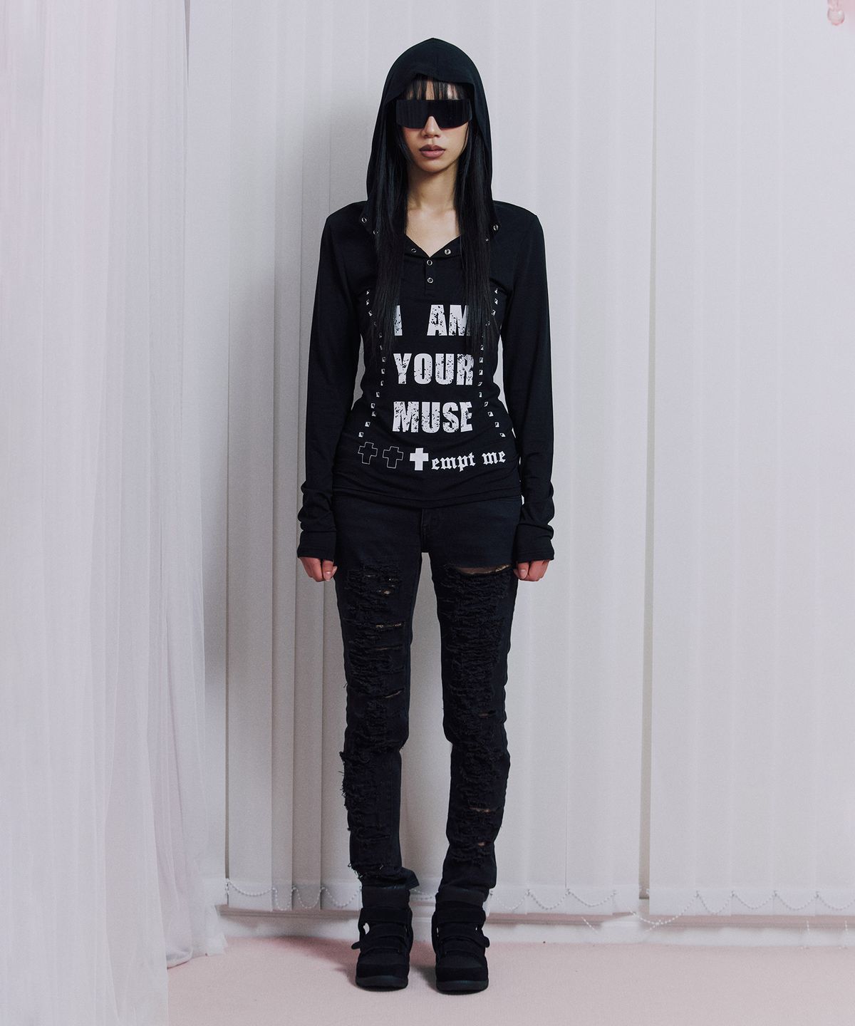 일리오(ILLIO) Black Hoodie graphic long sleeve