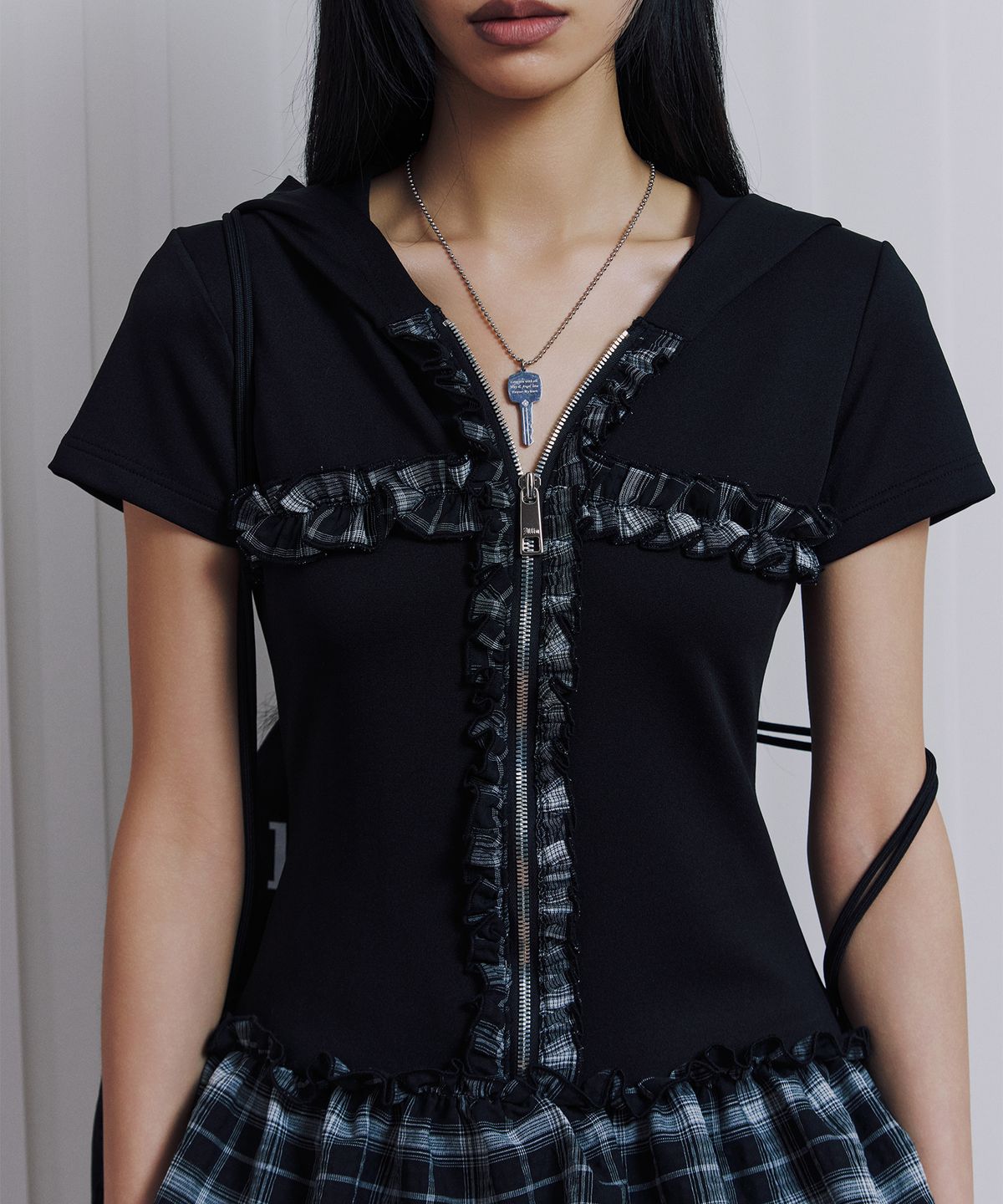 일리오(ILLIO) Black ruffle cross dress