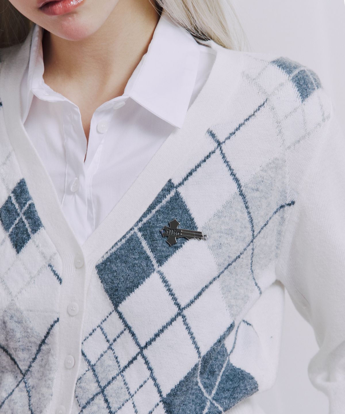 일리오(ILLIO) White argyle cardigan