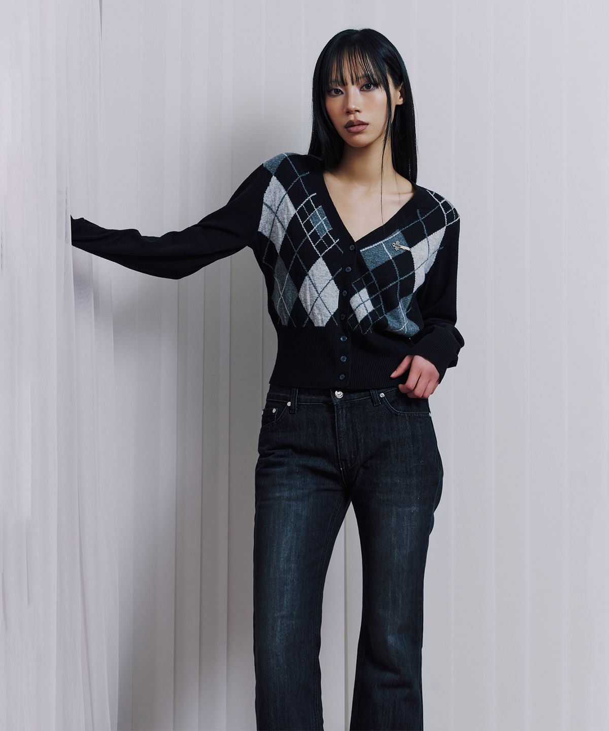 일리오(ILLIO) Black argyle cardigan