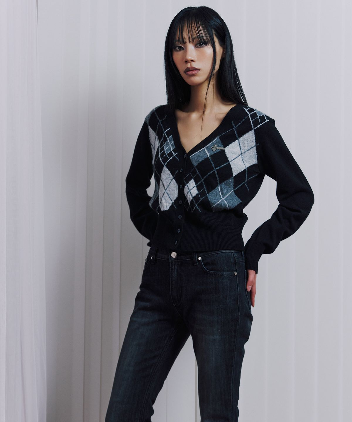 일리오(ILLIO) Black argyle cardigan