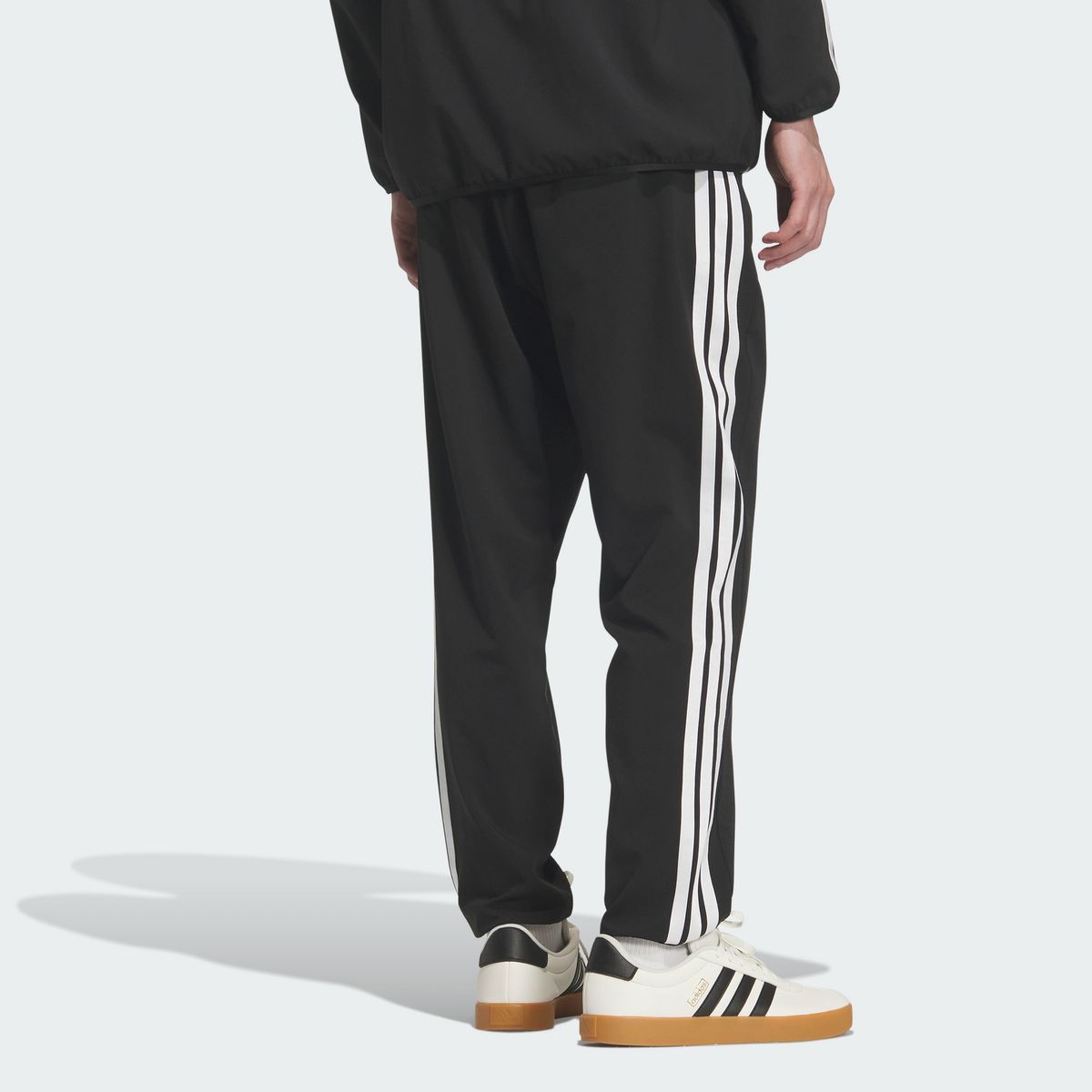 아디다스(ADIDAS) 3-스트라이프 루즈 핏 라이트 우븐 트랙 팬츠 KR8910