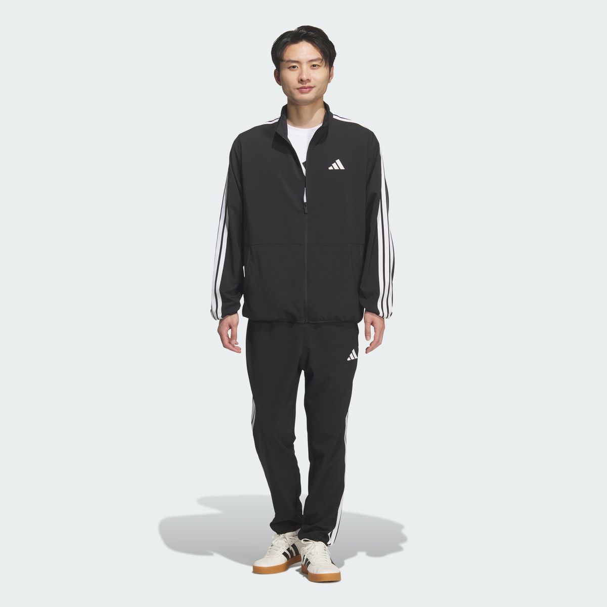 아디다스(ADIDAS) 3-스트라이프 루즈 핏 라이트 우븐 트랙 팬츠 KR8910
