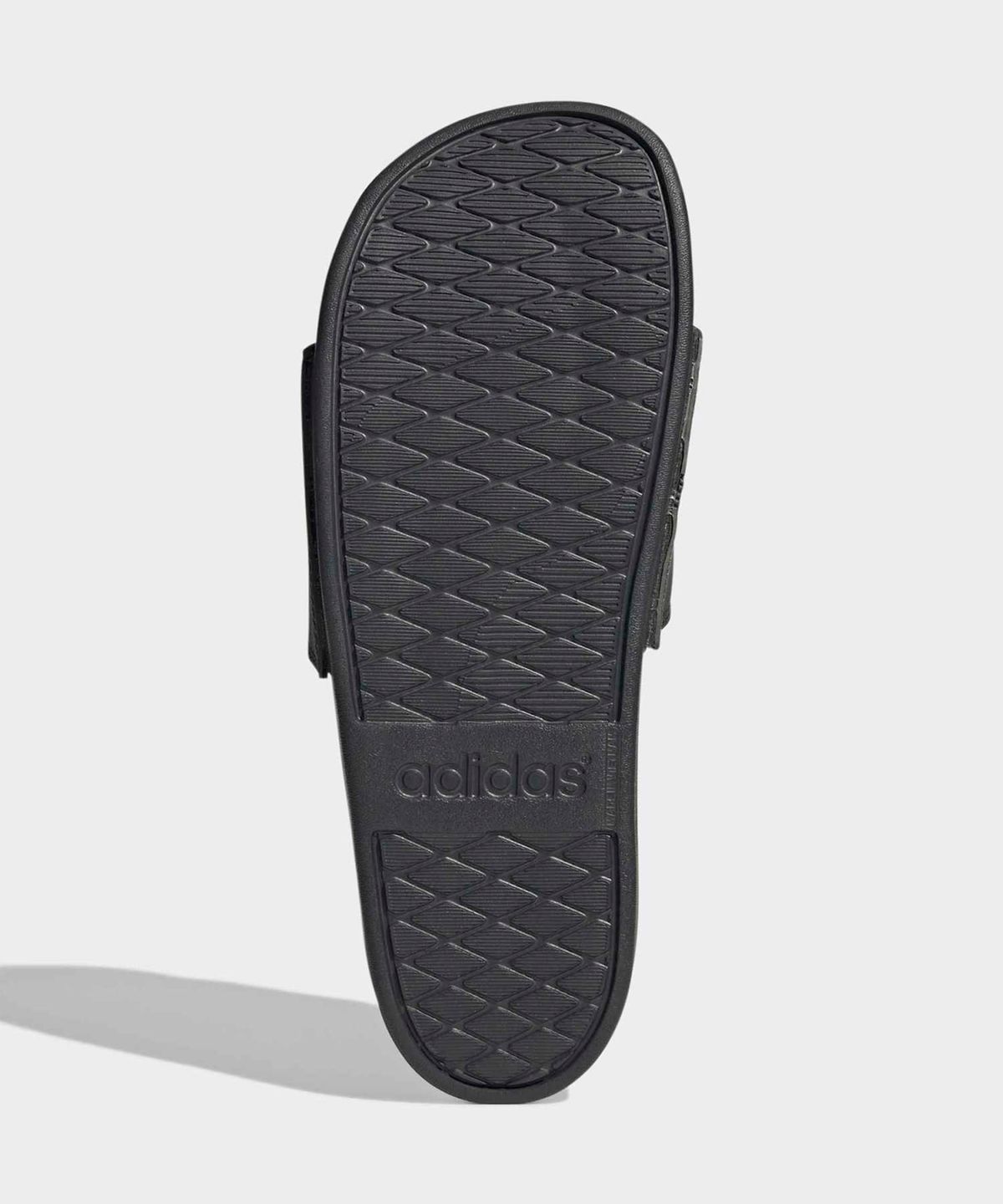 아디다스(ADIDAS) 아우디 F1 팀 아딜렛 컴포트 슬라이드 - 블랙 / KI6084