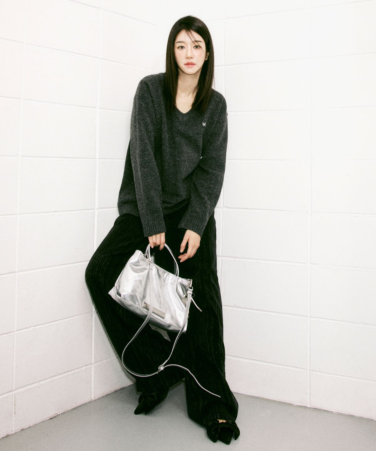 닉앤니콜(NICK&NICOLE) BUTTERFLY PATCH V-NECK KNIT_CHARCOAL