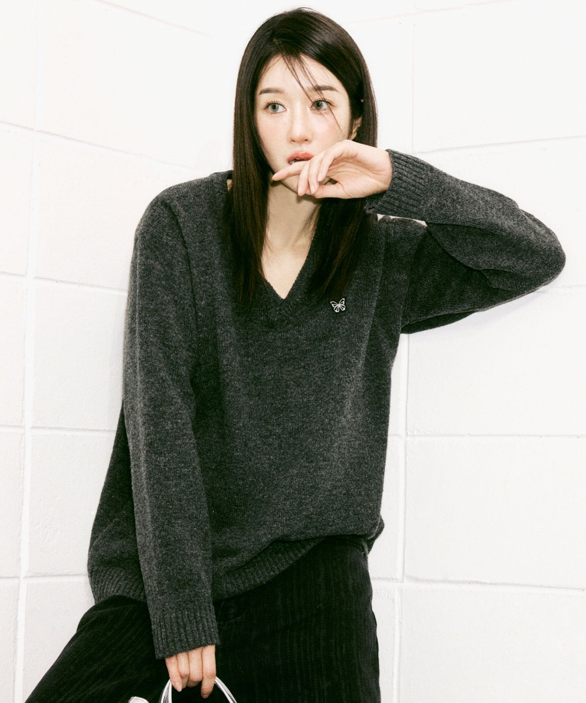 닉앤니콜(NICK&NICOLE) BUTTERFLY PATCH V-NECK KNIT_CHARCOAL