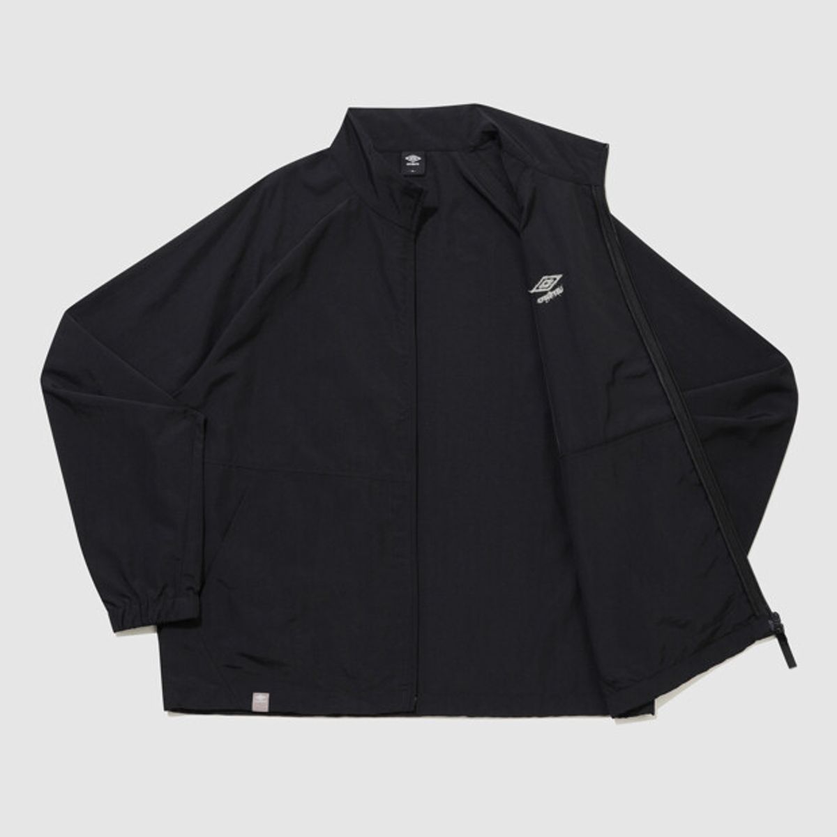 엄브로(UMBRO) 클래식 스탠넥 웜업 바람막이 자켓 블랙 UR121CJK31
