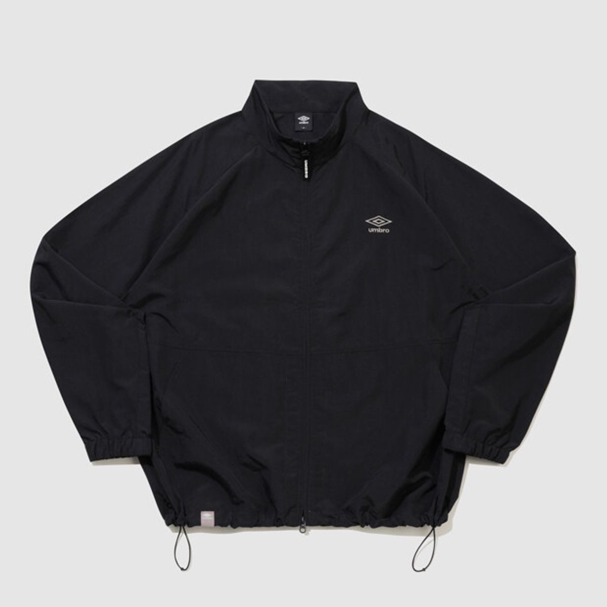 엄브로(UMBRO) 클래식 스탠넥 웜업 바람막이 자켓 블랙 UR121CJK31