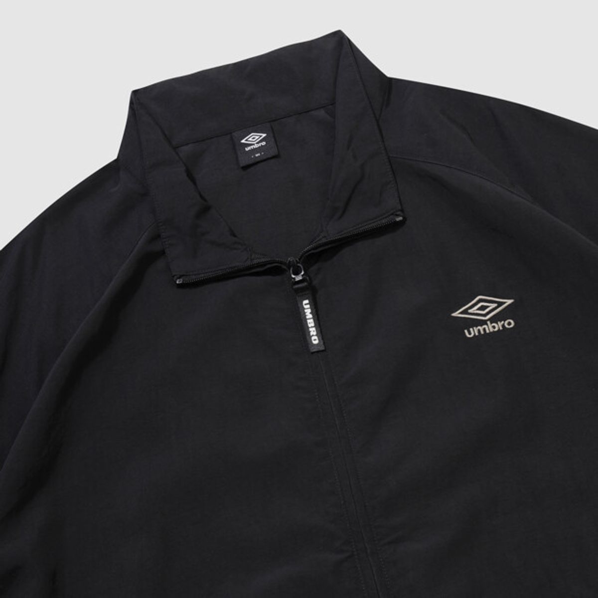 엄브로(UMBRO) 클래식 스탠넥 웜업 바람막이 자켓 블랙 UR121CJK31