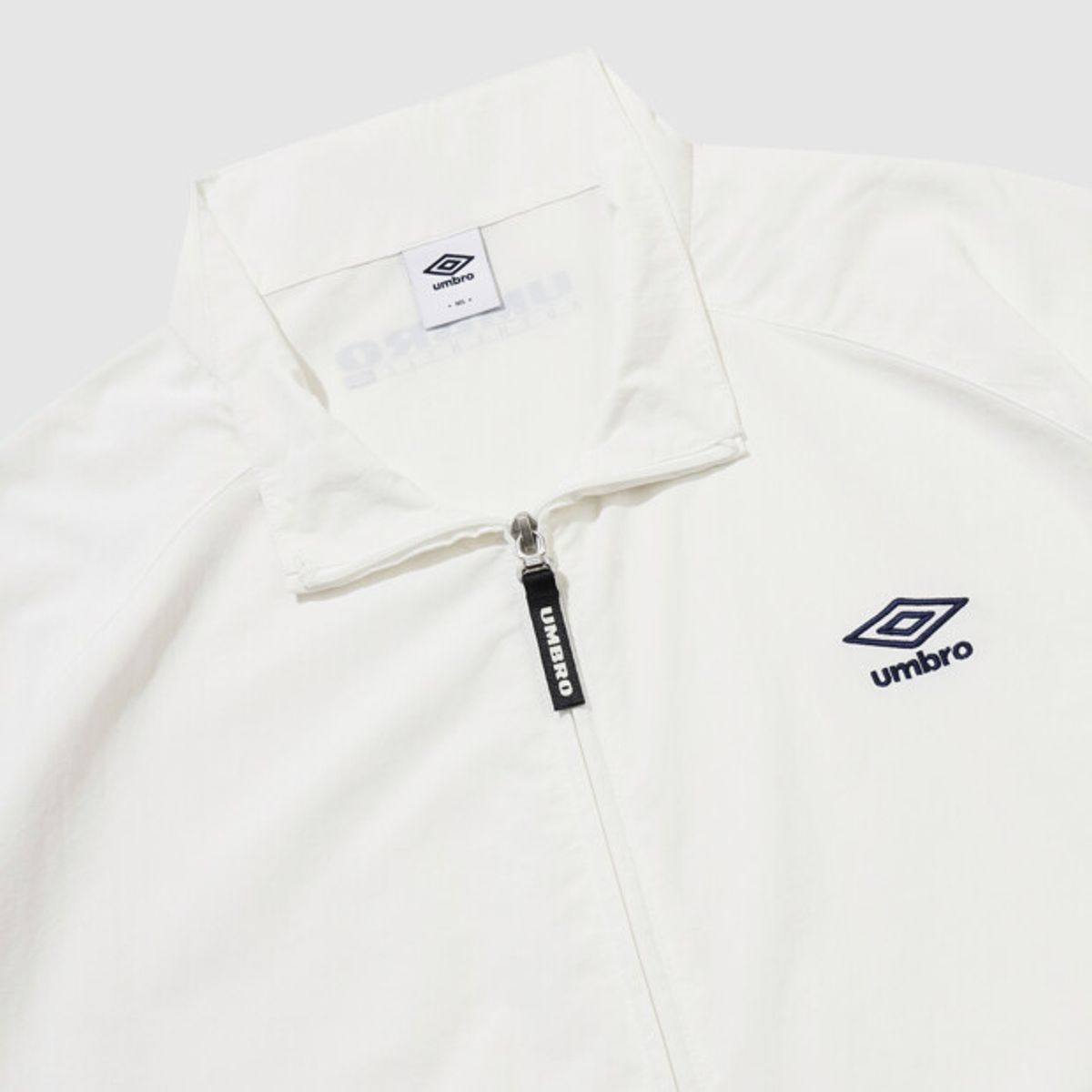 엄브로(UMBRO) 클래식 스탠넥 웜업 바람막이 자켓 아이보리 UR121CJK31
