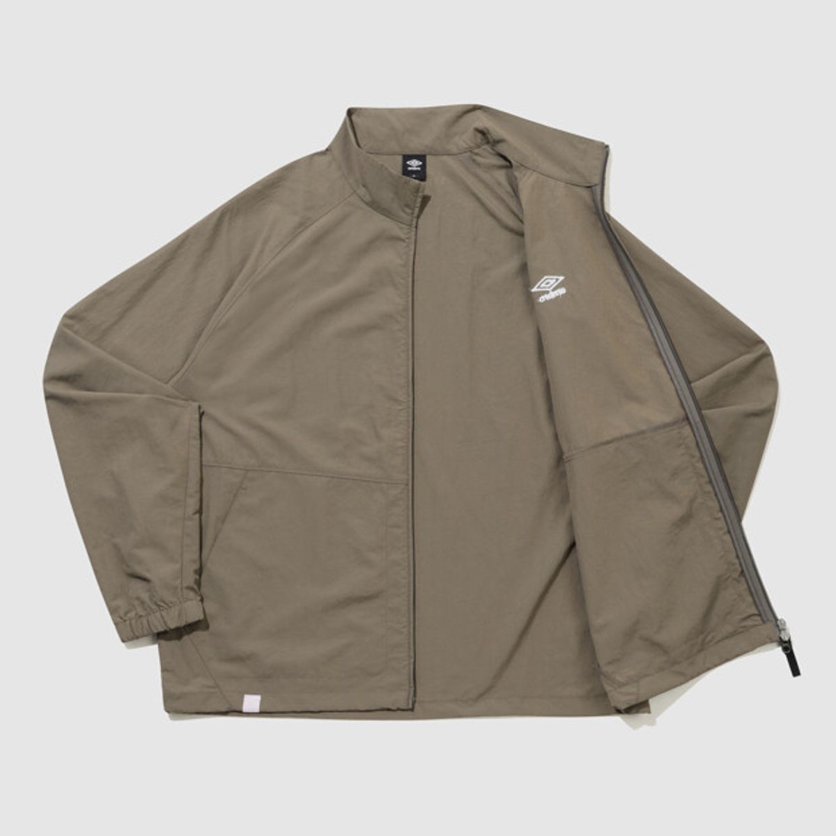 엄브로(UMBRO) 클래식 스탠넥 웜업 바람막이 자켓 브라운 UR121CJK31