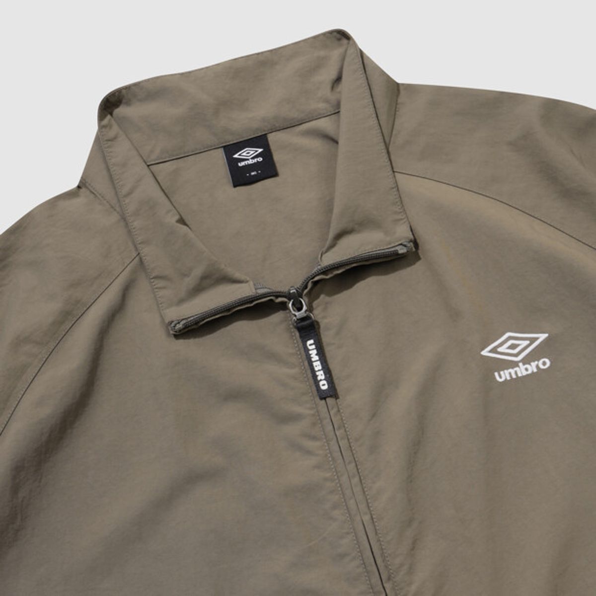 엄브로(UMBRO) 클래식 스탠넥 웜업 바람막이 자켓 브라운 UR121CJK31