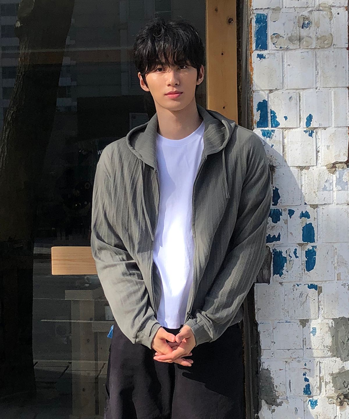 데이(THEY) 크롭 핑거홀 골지 후드집업_KHAKI