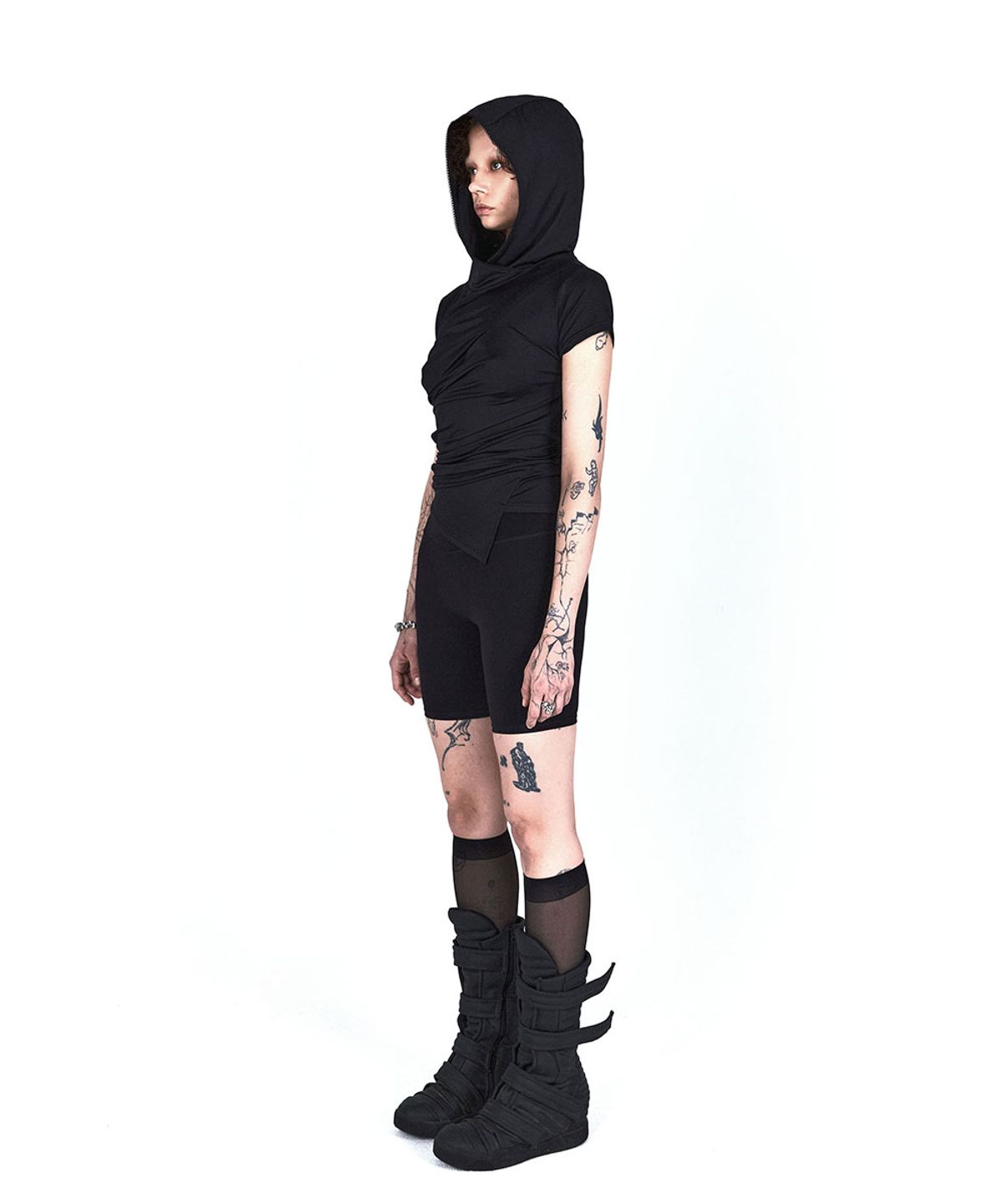 디프런티스(DIFFERENTIS) Hooded Drape Top (BK)