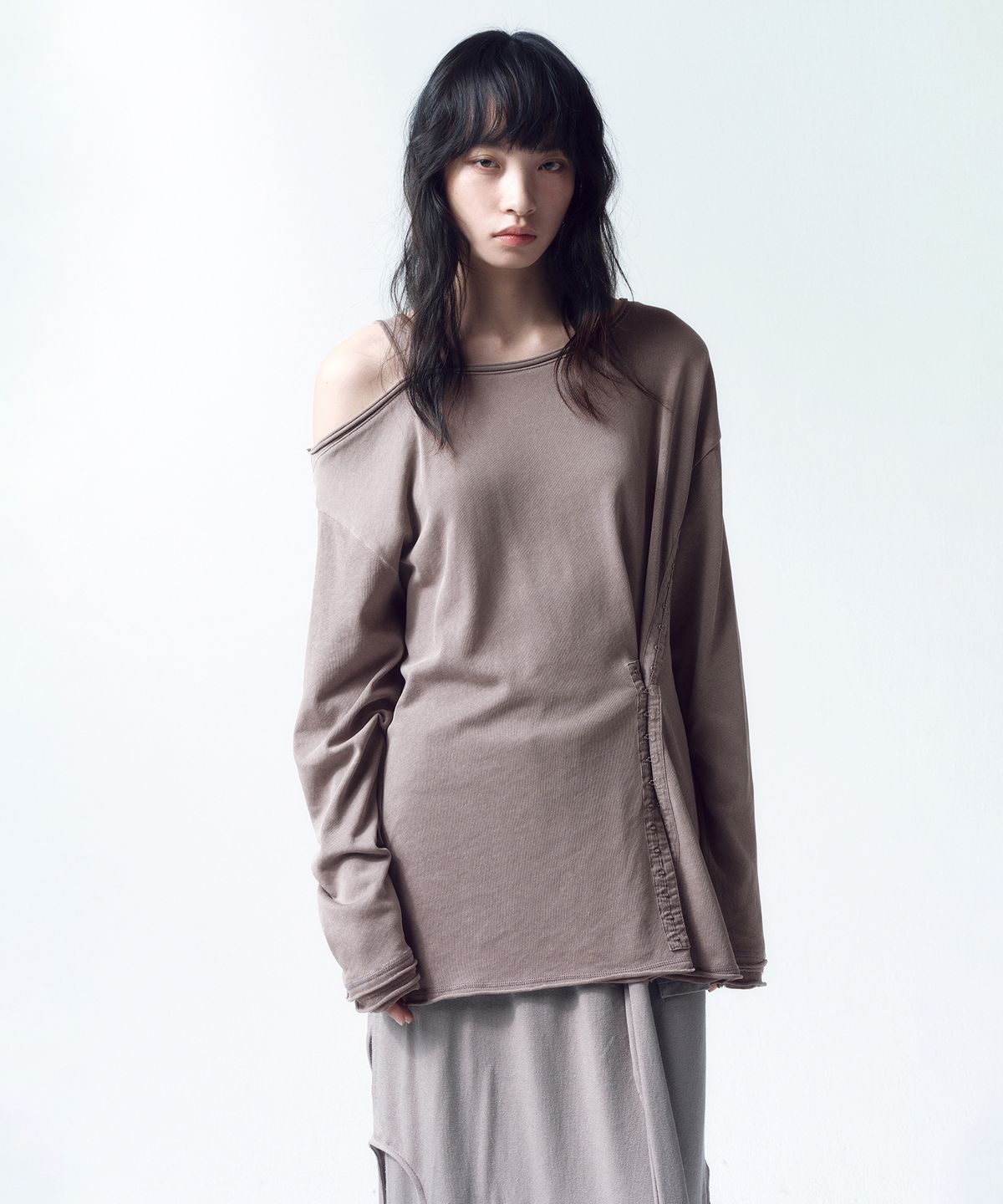 인사일런스 우먼(INSILENCE WOMEN) 후크 오버사이즈 롱슬리브 DUST BEIGE