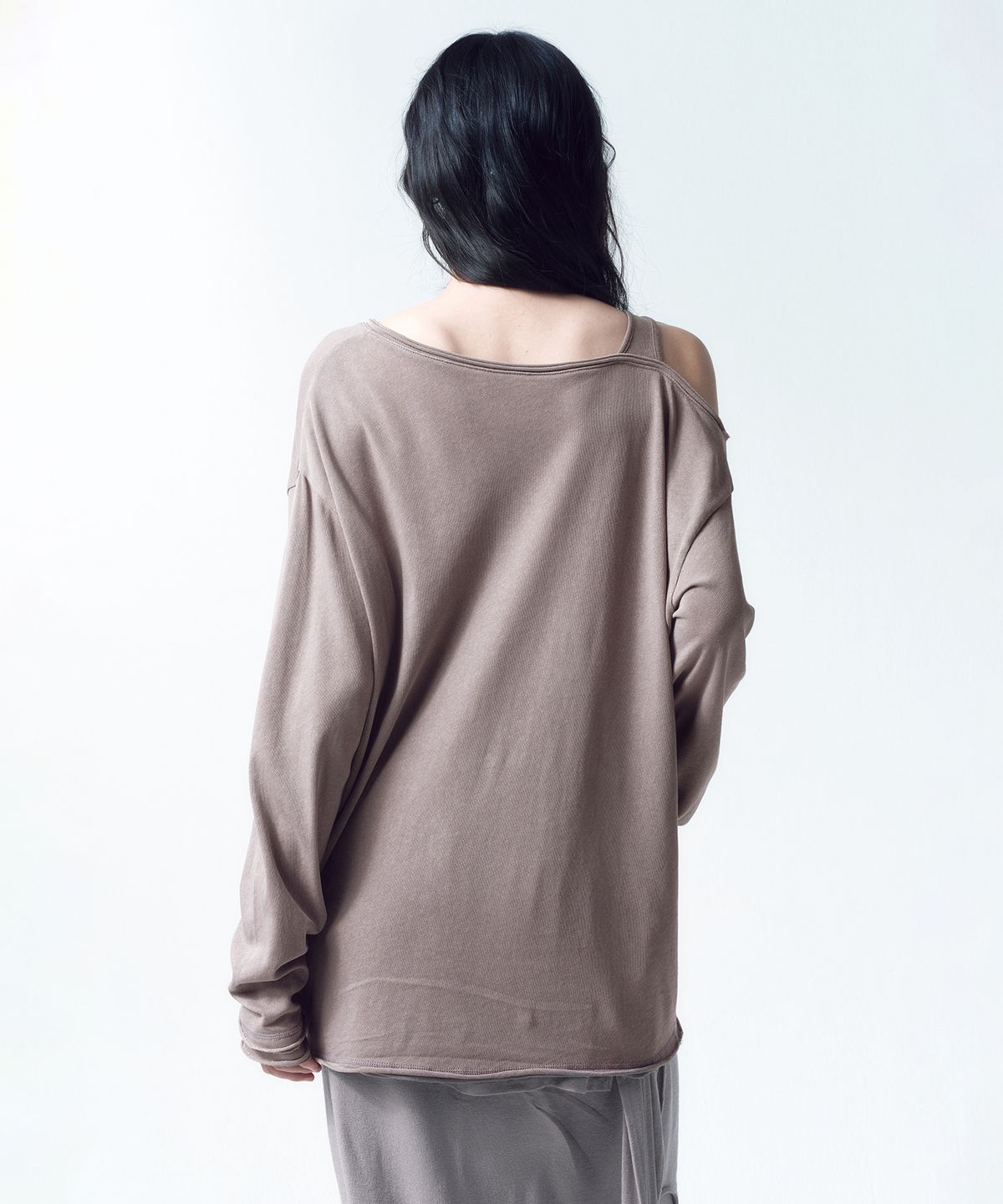 인사일런스 우먼(INSILENCE WOMEN) 후크 오버사이즈 롱슬리브 DUST BEIGE
