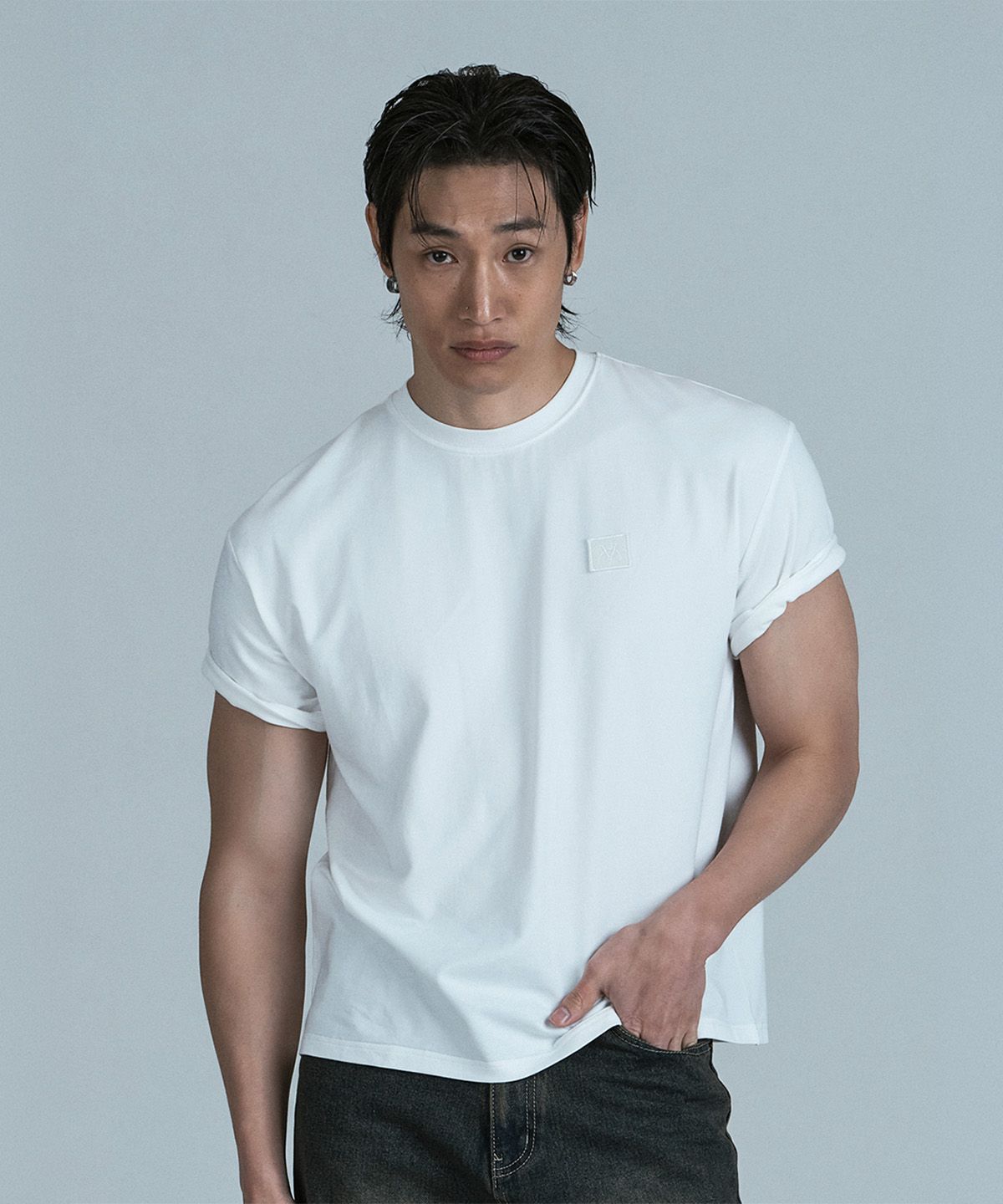 제이엘브(JELEVE) 심볼로고 패치 레귤러핏 크롭 숏슬리브