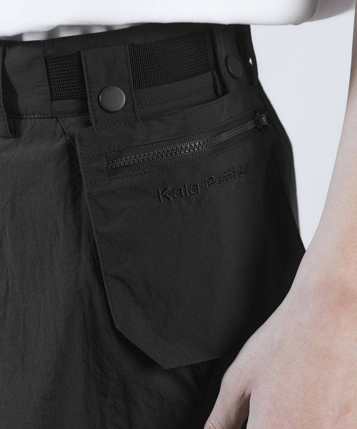 칼라파타르(KALAPATTHAR) UTILITY NYLON RIPSTOP SEMI-WIDE PANTS - BLACK