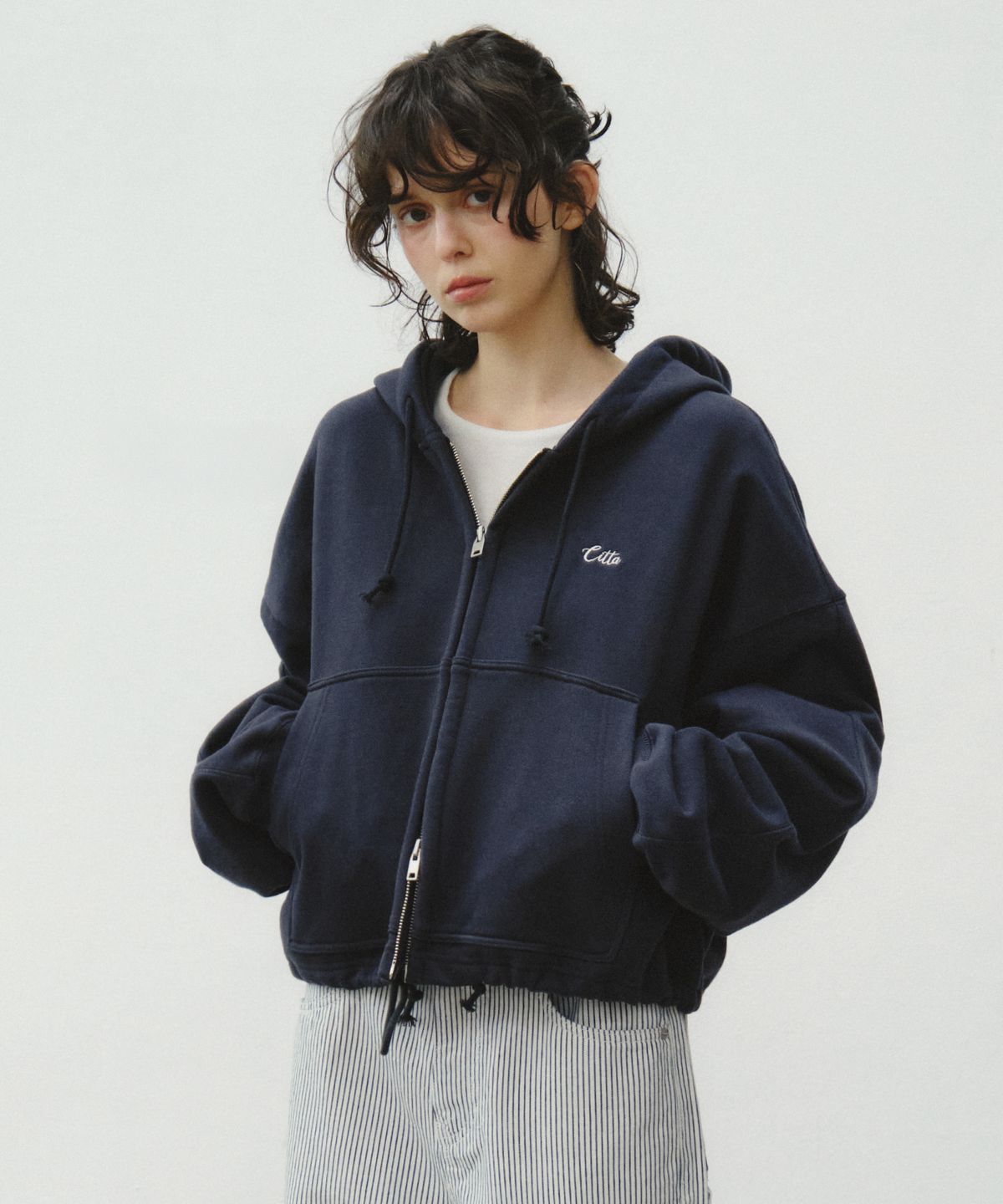 씨타(CITTA) Everyday Cropped Drawstring Hoodie Zip-Up_CTO154(Charcoal)