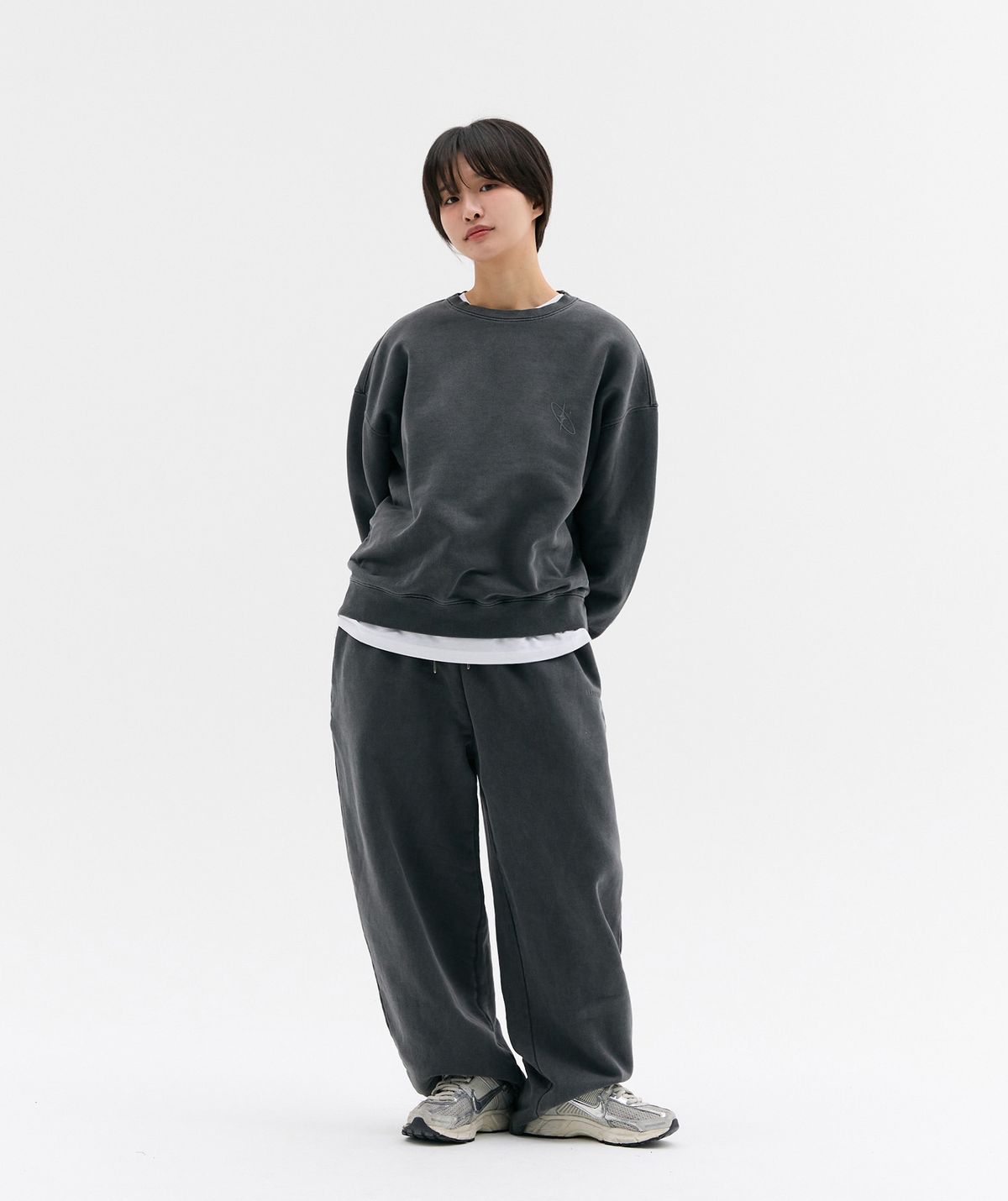 블루잉(BLUEING) SCOTCH SOLID SIMBOL PIGMENT SWEATSHIRT