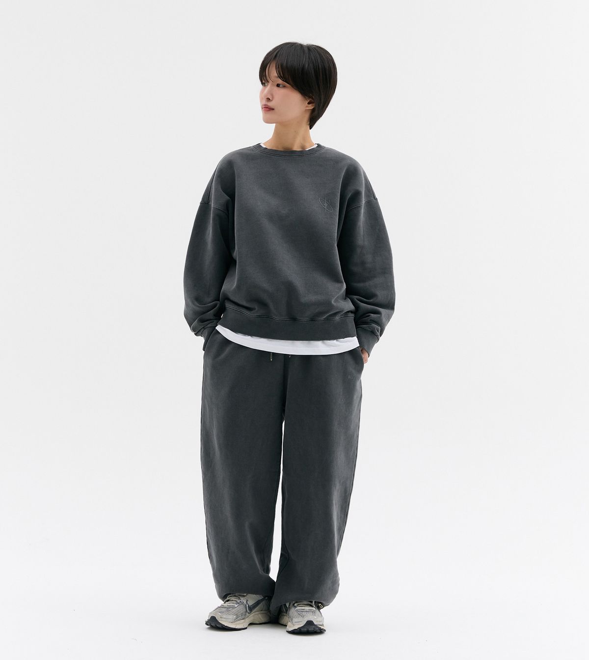 블루잉(BLUEING) SCOTCH SOLID SIMBOL PIGMENT SWEATSHIRT