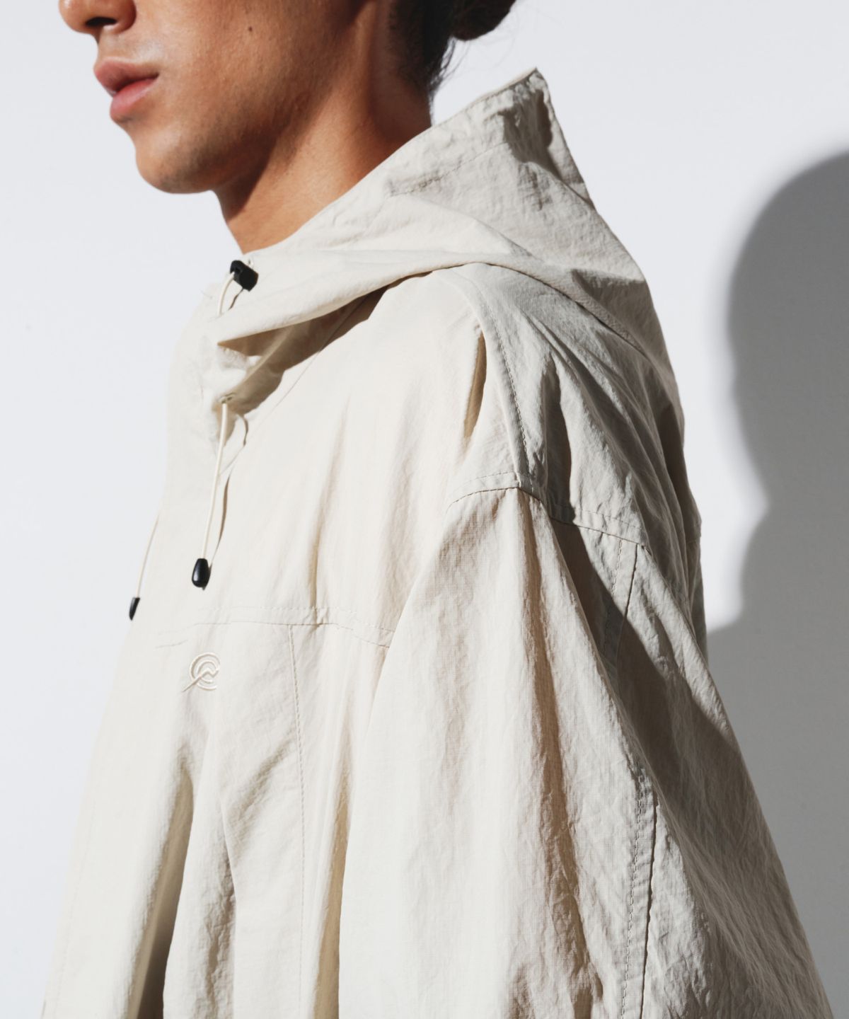 칼라파타르(KALAPATTHAR) LIGHTWEIGHT NYLON RIPSTOP OUT POCKET HOODED SHELL JACKET - BEIGE
