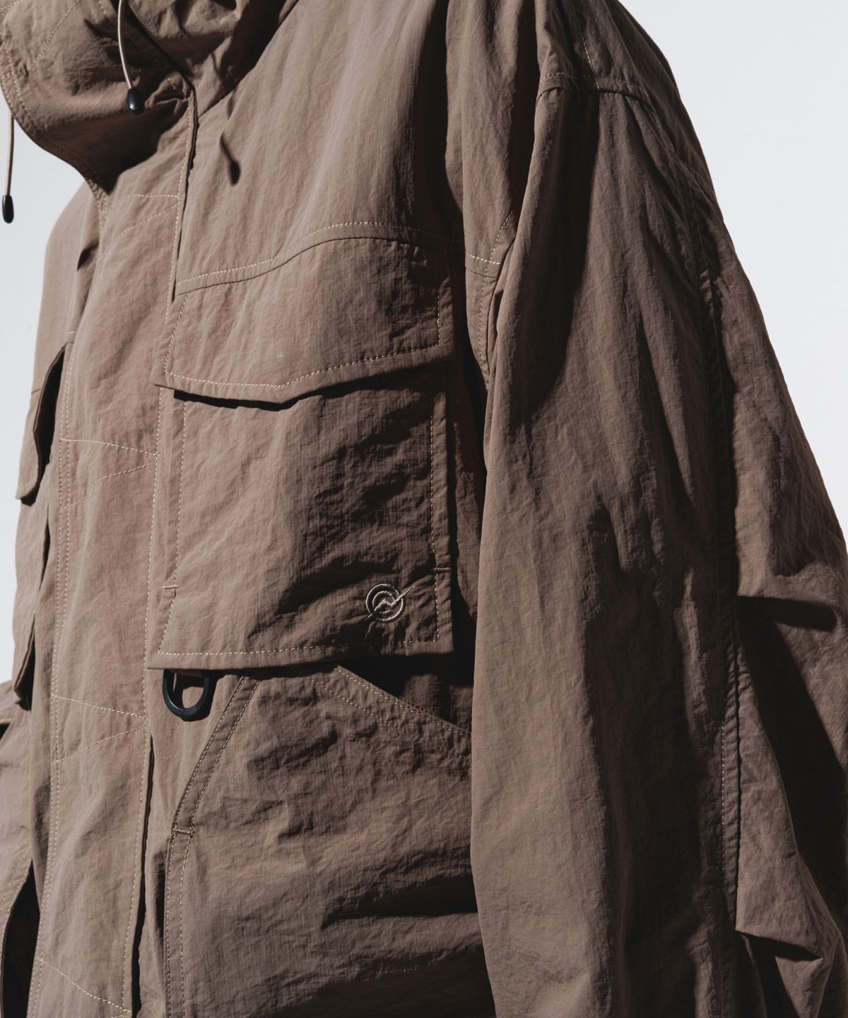 칼라파타르(KALAPATTHAR) LIGHTWEIGHT NYLON RIPSTOP UTILITY HOODED SHELL JACKET - BEIGE