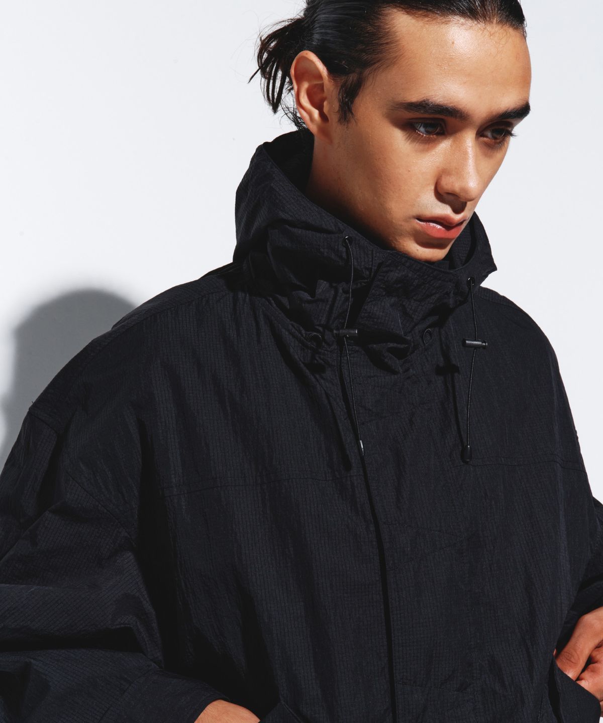 칼라파타르(KALAPATTHAR) NYLON RIPSTOP LIGHT WEIGHT SHELL SHORT-JACKET - BLACK