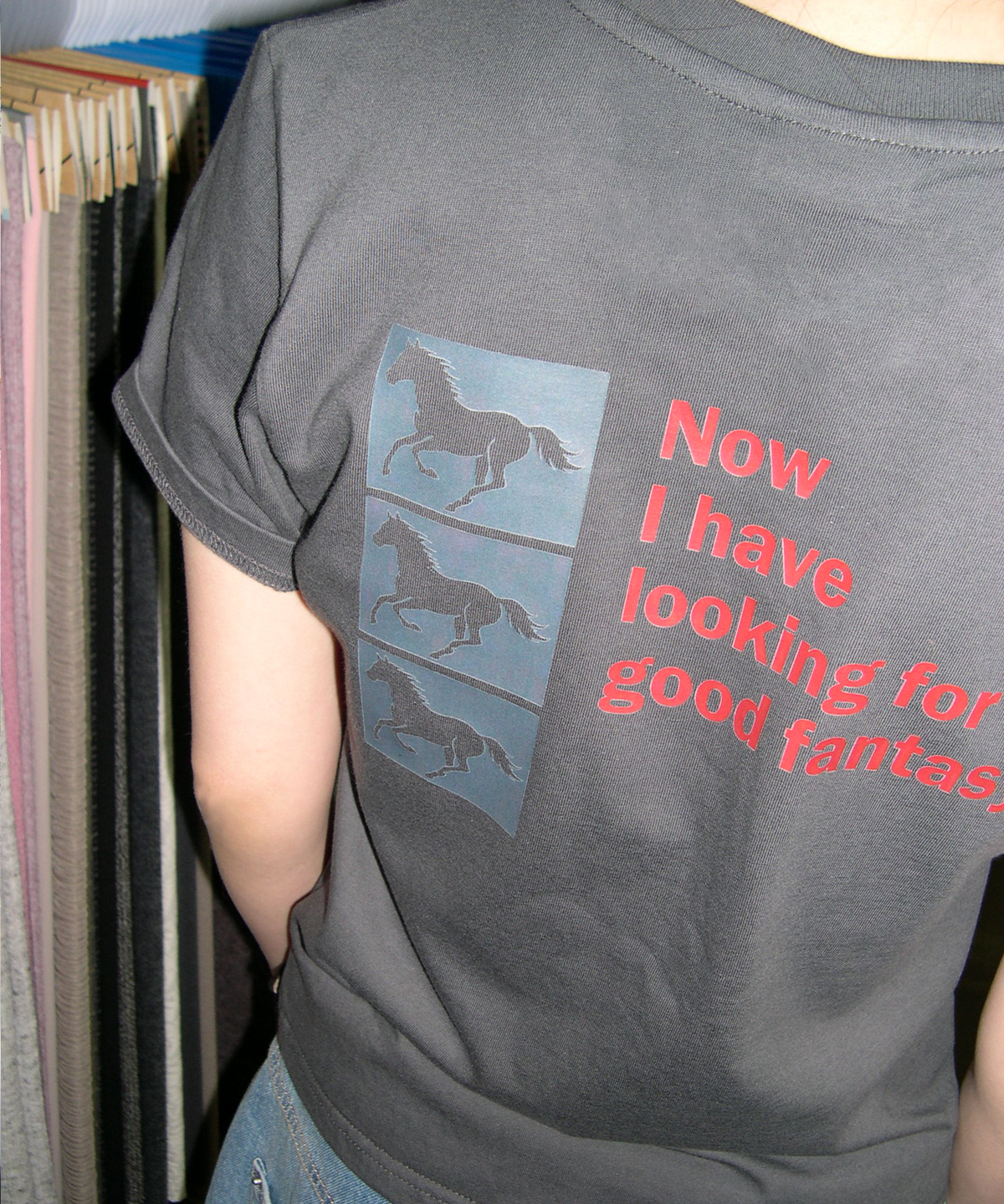 쏘비(SEW-B) post 세미크롭 반팔티 [차콜]