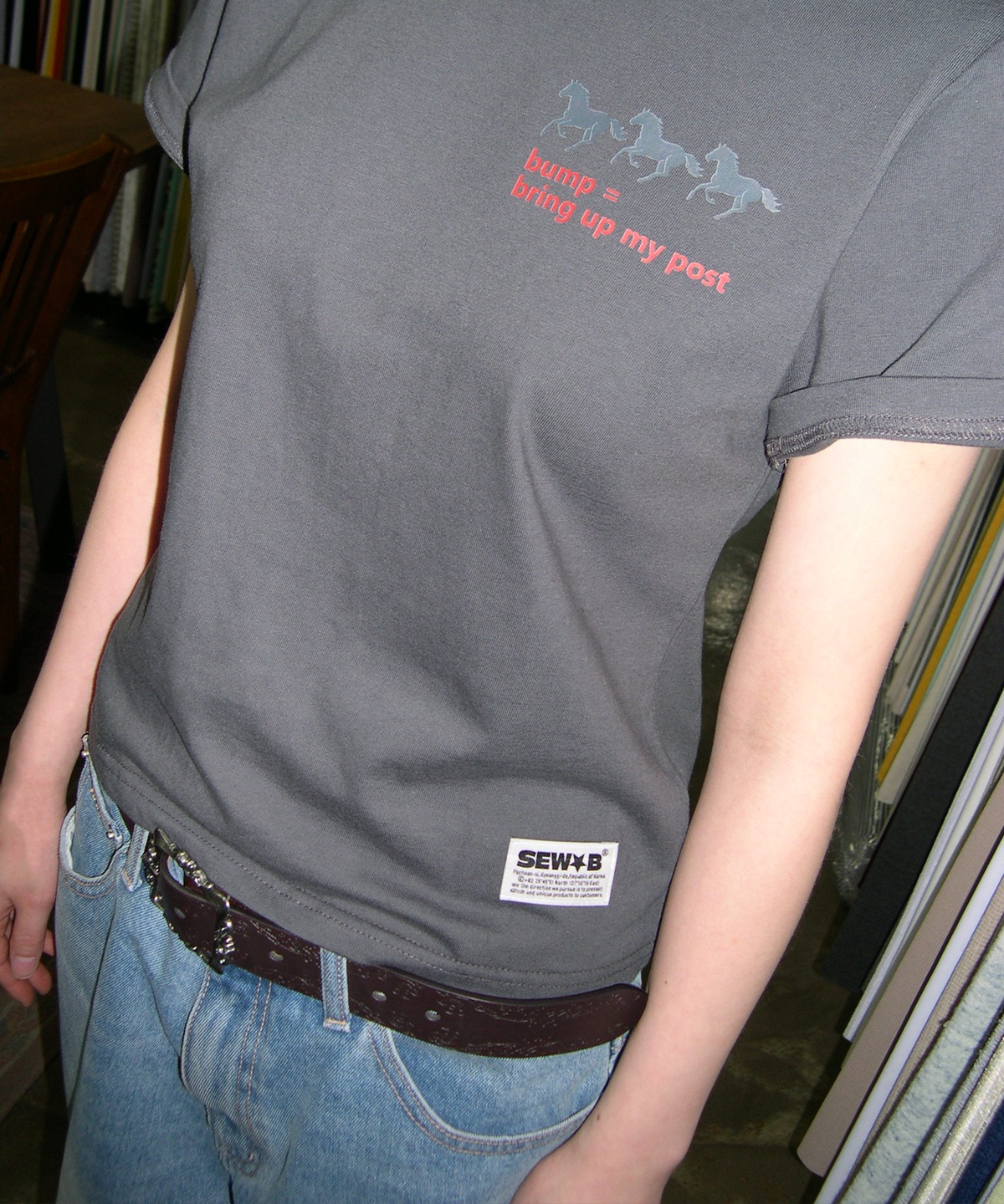 쏘비(SEW-B) post 세미크롭 반팔티 [차콜]