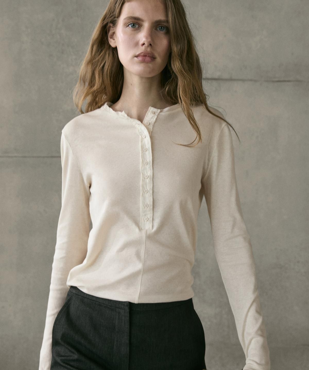 마시모두띠(MASSIMO DUTTI) 버튼 디테일 코튼 티셔츠