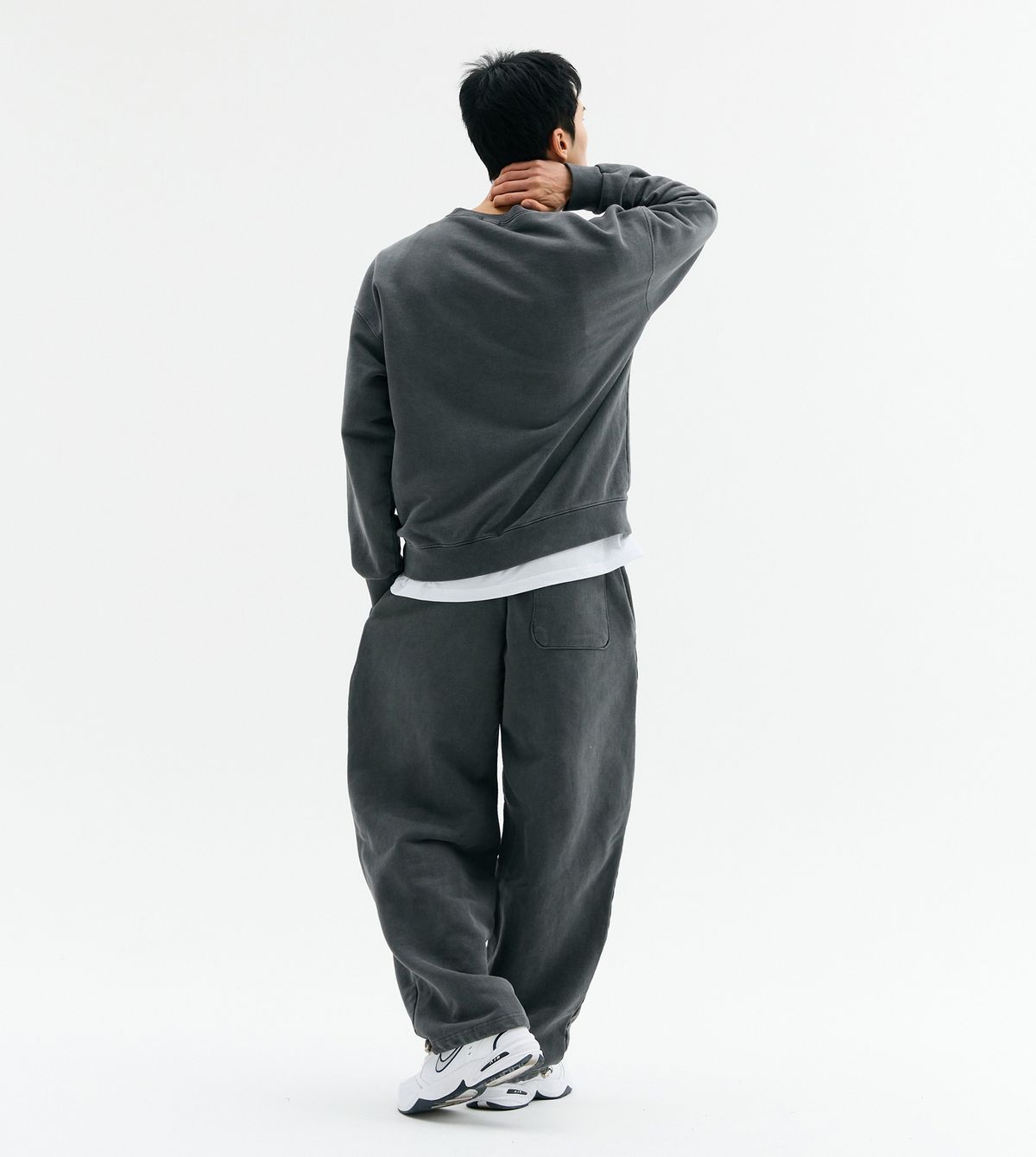 블루잉(BLUEING) LAUREL SCOTCH GRAPHIC PIGMENT SWEATSHIRT