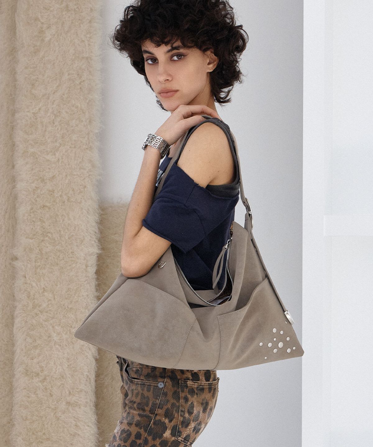 샌드뮤지엄(SAND MUSEUM) RORA HOBO BAG [Khaki Beige]
