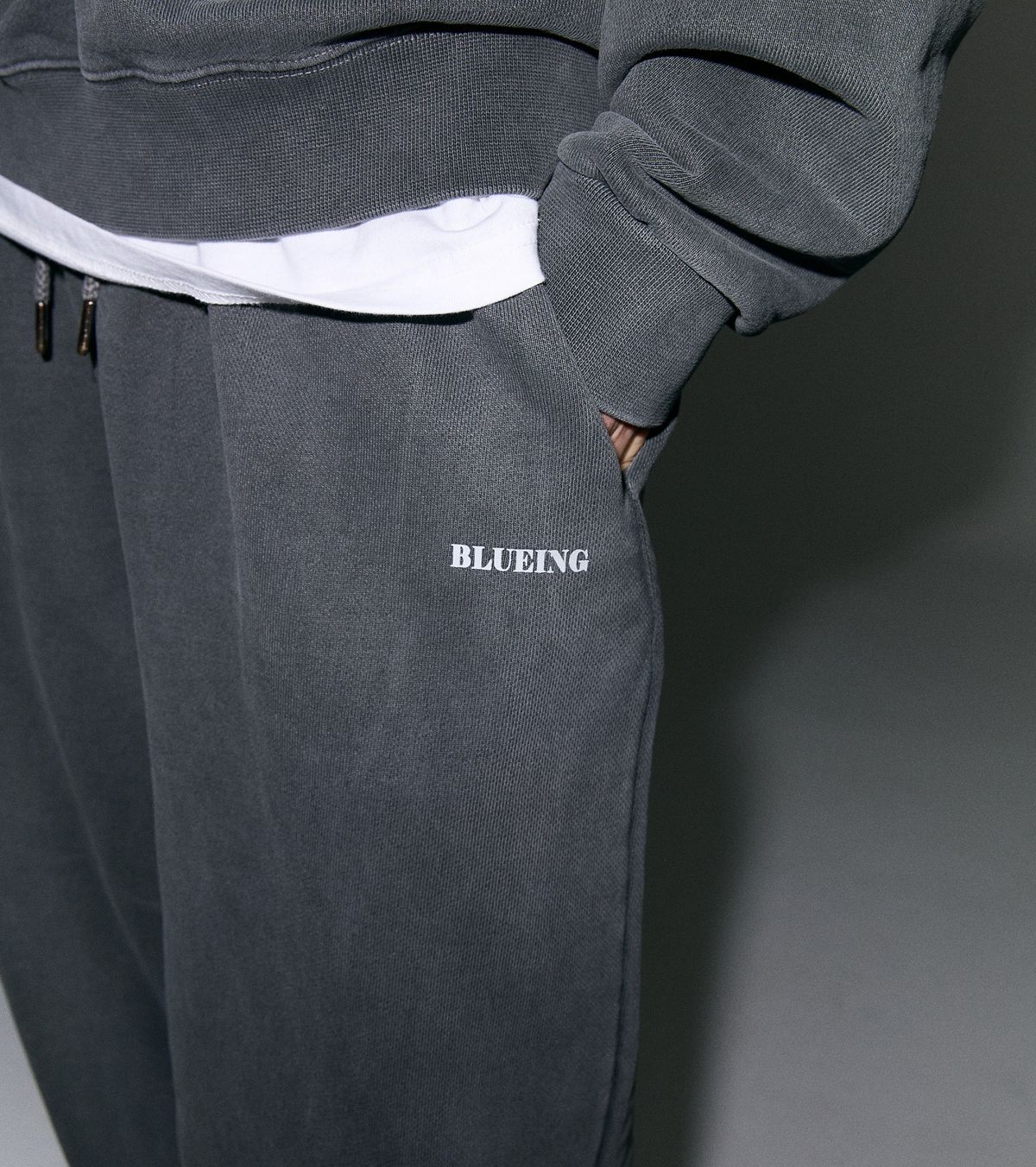 블루잉(BLUEING) SCOTCH SOLID LOGO PIGMENT SWEATPANTS