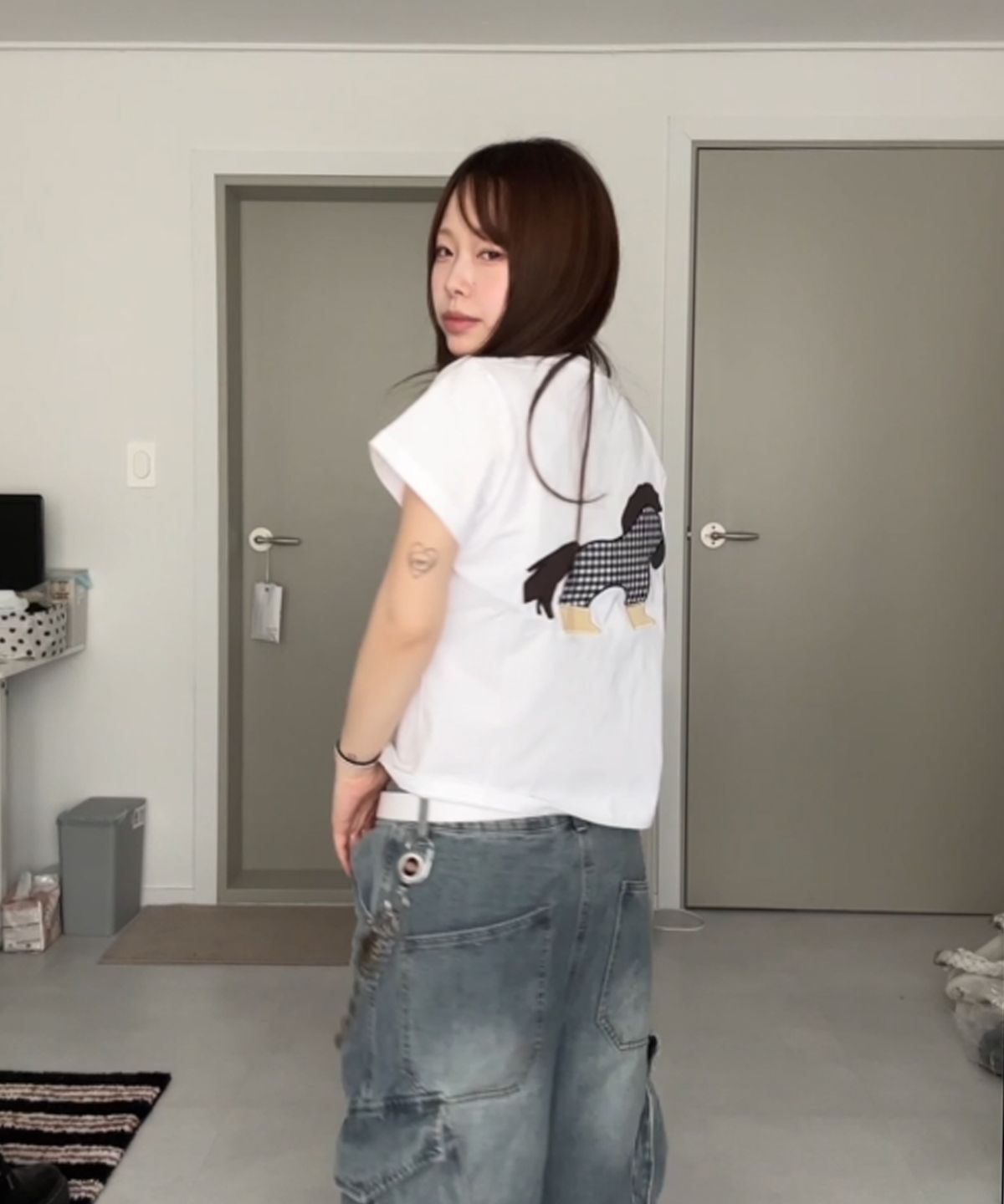 탄산마그네슘(TANSANMAGNESIUM) 포니 아플리케 티셔츠 (화이트)