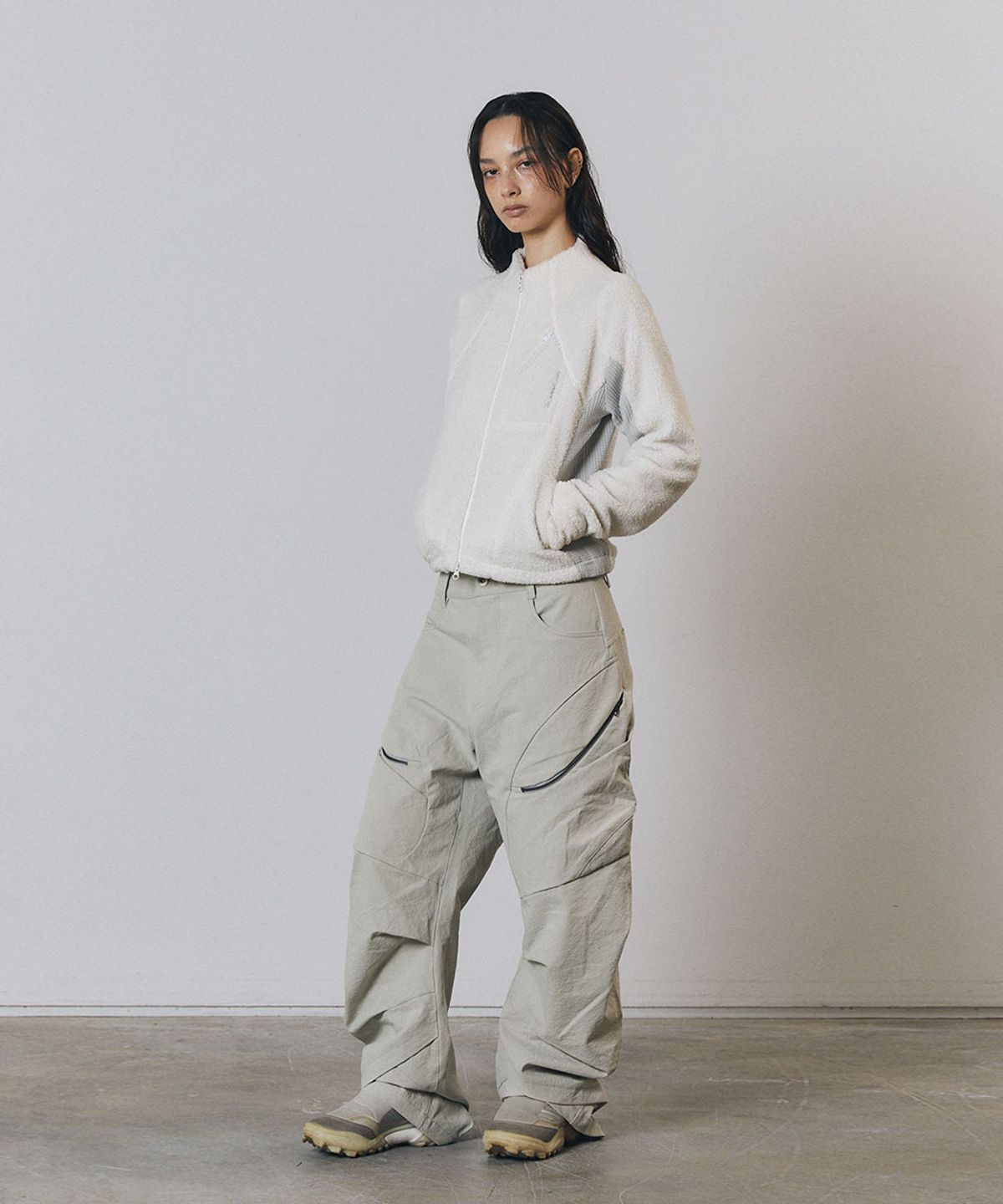 디프런티스(DIFFERENTIS) Curved Drape Pants (SD)