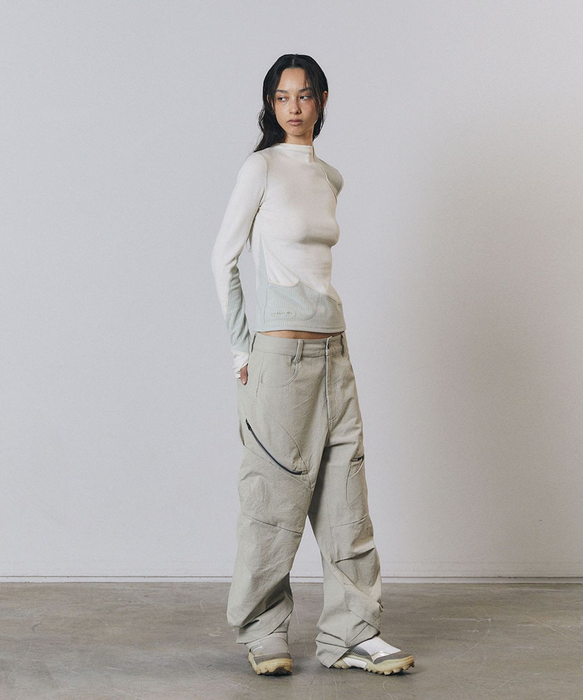 디프런티스(DIFFERENTIS) Curved Drape Pants (SD)