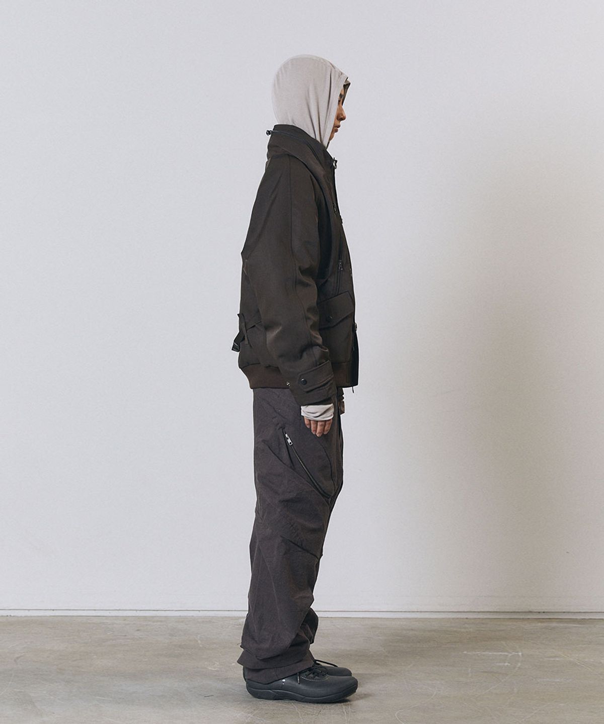 디프런티스(DIFFERENTIS) Curved Drape Pants (DB)