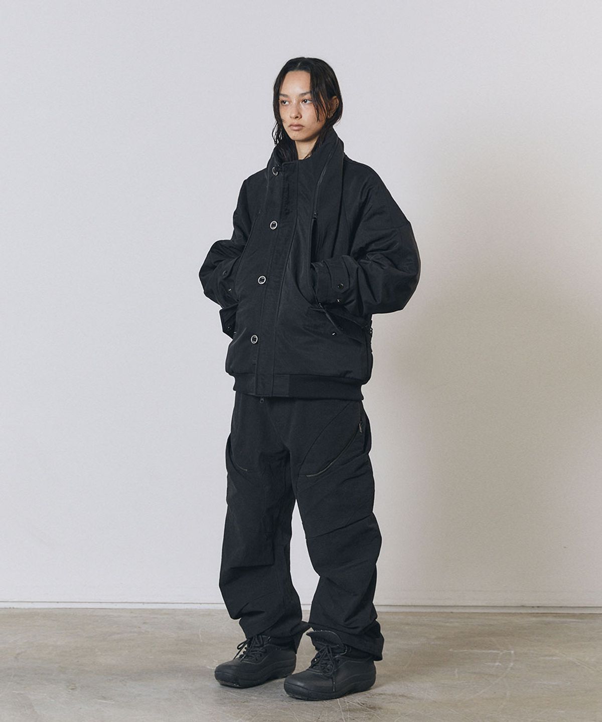 디프런티스(DIFFERENTIS) Curved Drape Pants (BK)