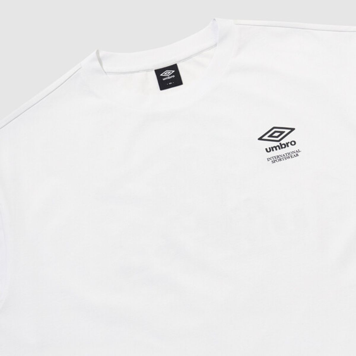 엄브로(UMBRO) [QUICK-DRY] 더비독 프레쉬 반팔 티셔츠 화이트 UR123CRS34