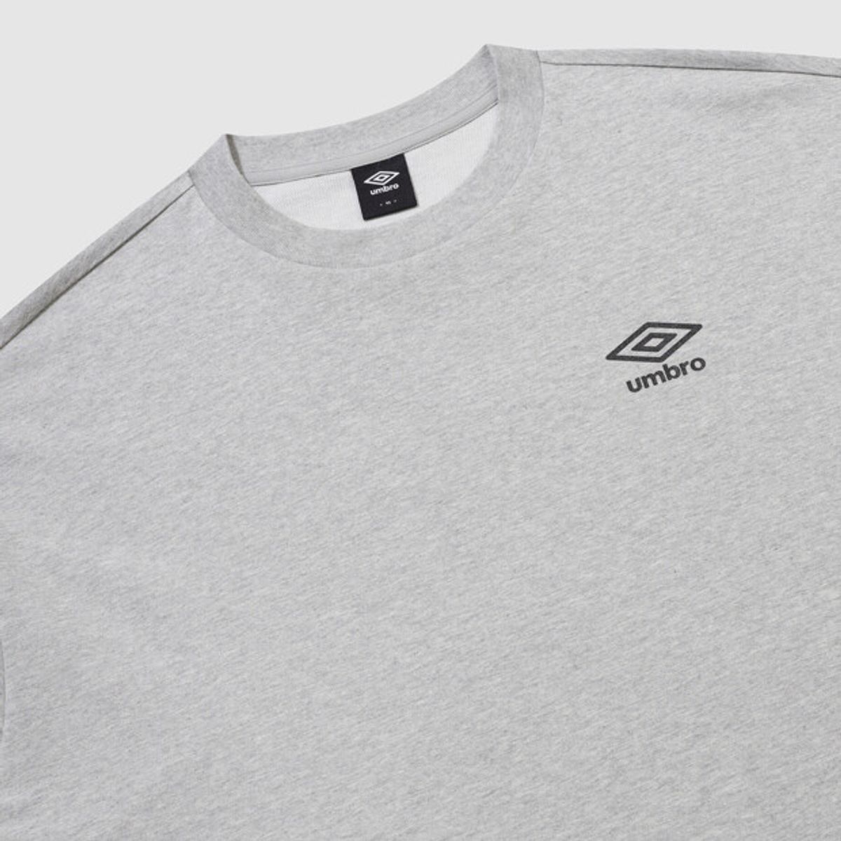 엄브로(UMBRO) 맥스핏 레터링 그래픽 반팔 티셔츠 그레이 UR121CRS32